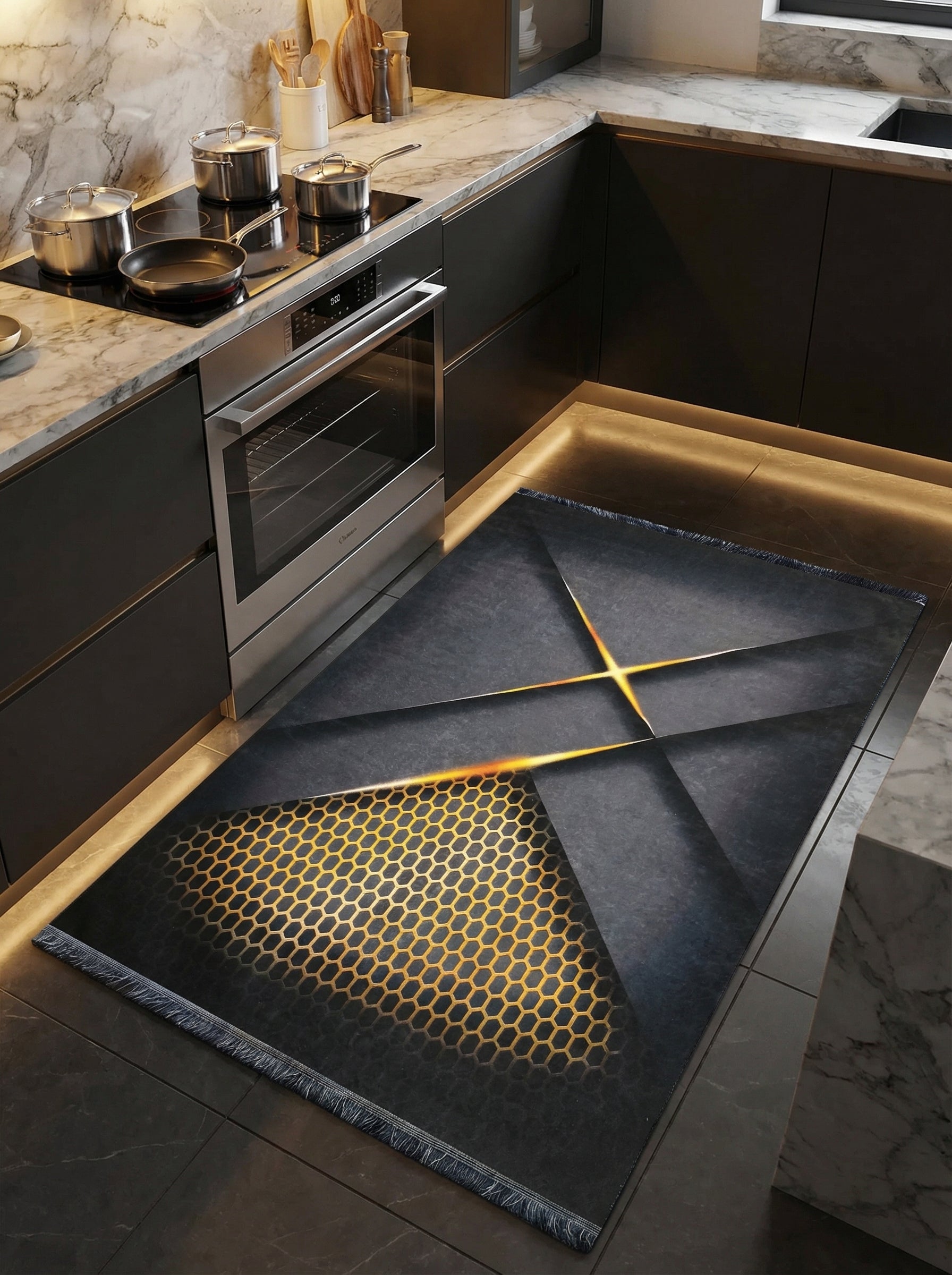 Tapis rectangulaire gris foncé à franges, avec motif nid d'abeille orange lumineux et lignes géométriques, au sol d'une cuisine moderne