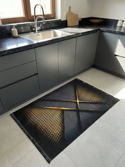 Tapis rectangulaire gris foncé avec motifs nid d'abeille dorés et lignes lumineuses croisées au centre, dans une cuisine moderne