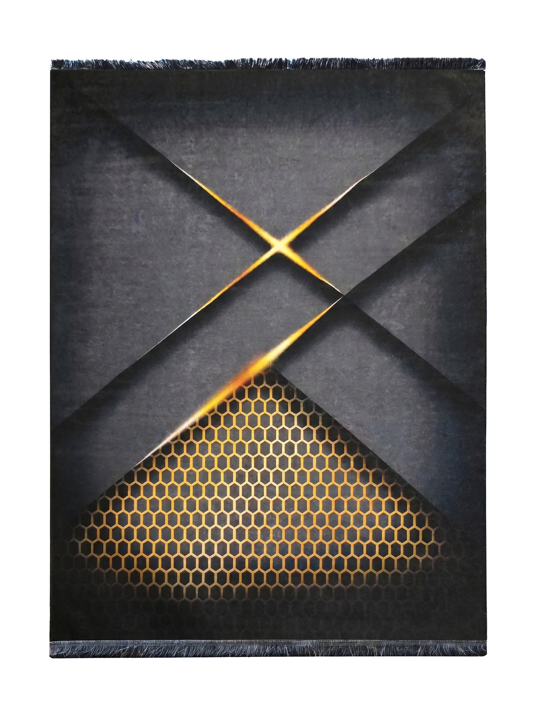 Tapis texturé gris foncé et noir avec des motifs lumineux orangés, notamment des lignes diagonales et un motif nid d'abeille