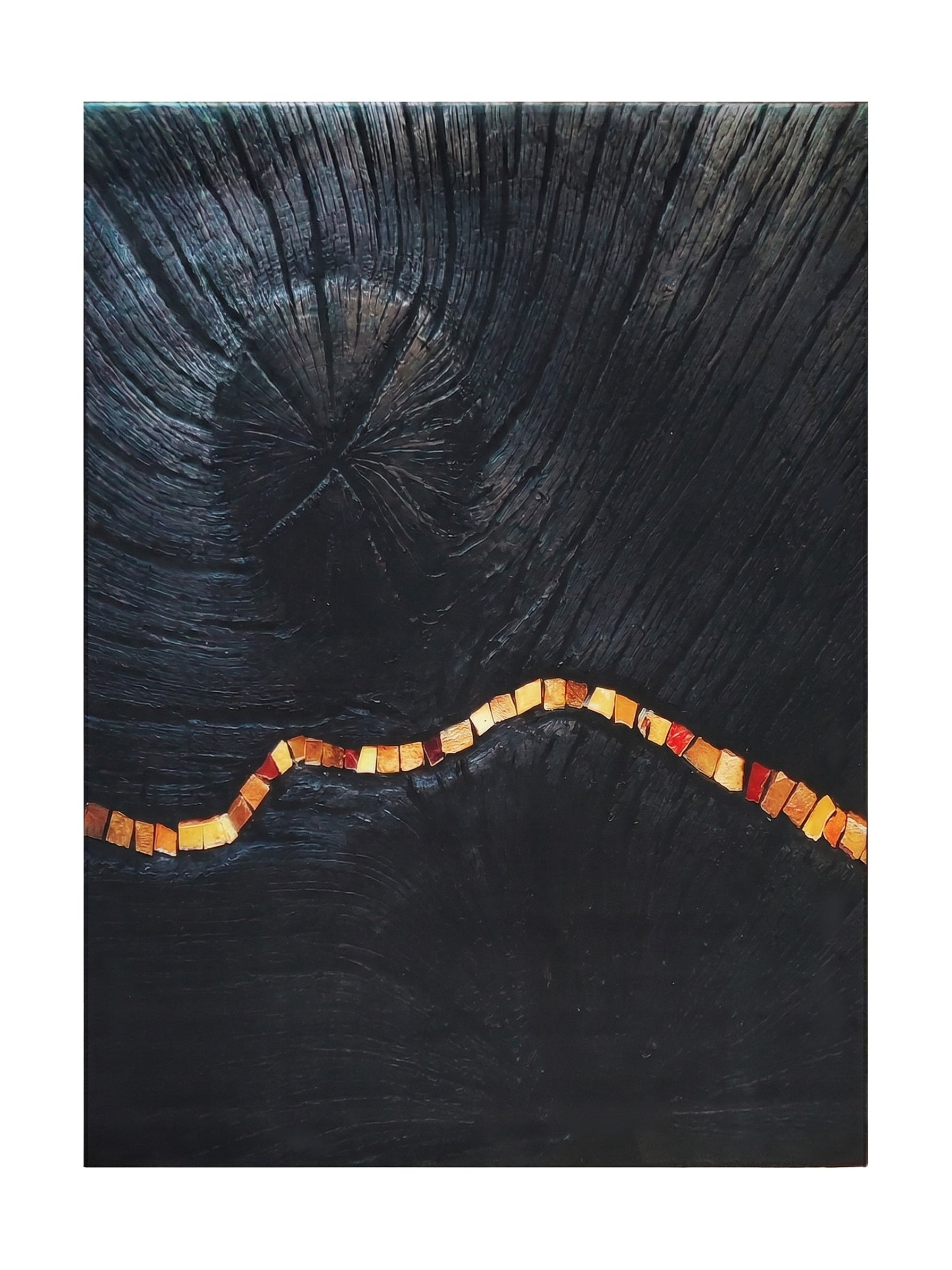 Tapis foncé avec des motifs sculptés et une texture profonde, agrémenté d'une bande ondulée de carreaux orange, rouges et jaunes