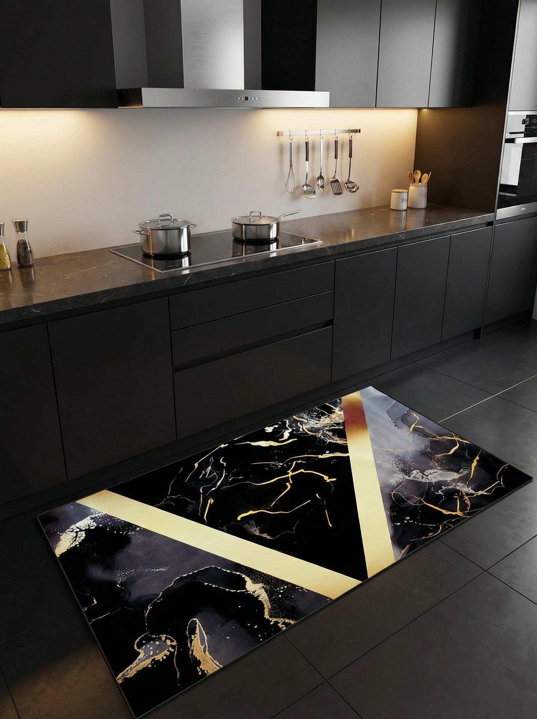 Tapis rectangulaire noir à motifs marbrés dorés et blancs, rehaussé de larges bandes géométriques or, dans une cuisine moderne