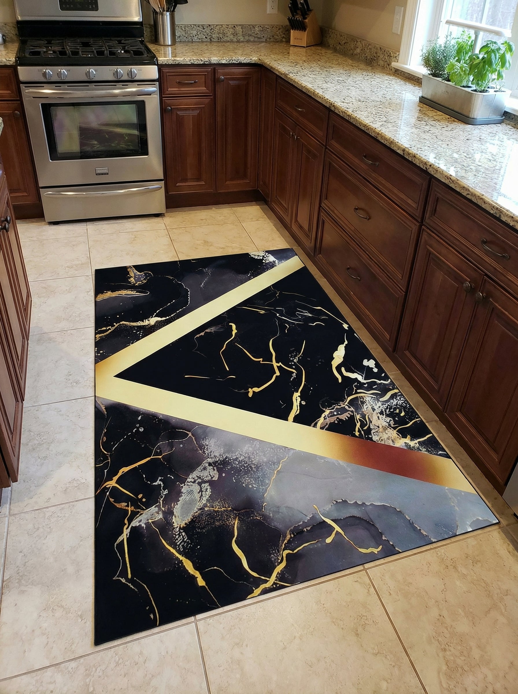 Tapis moderne aux motifs abstraits marbrés noir, gris, et or, avec des bandes géométriques dorées, posé dans une cuisine