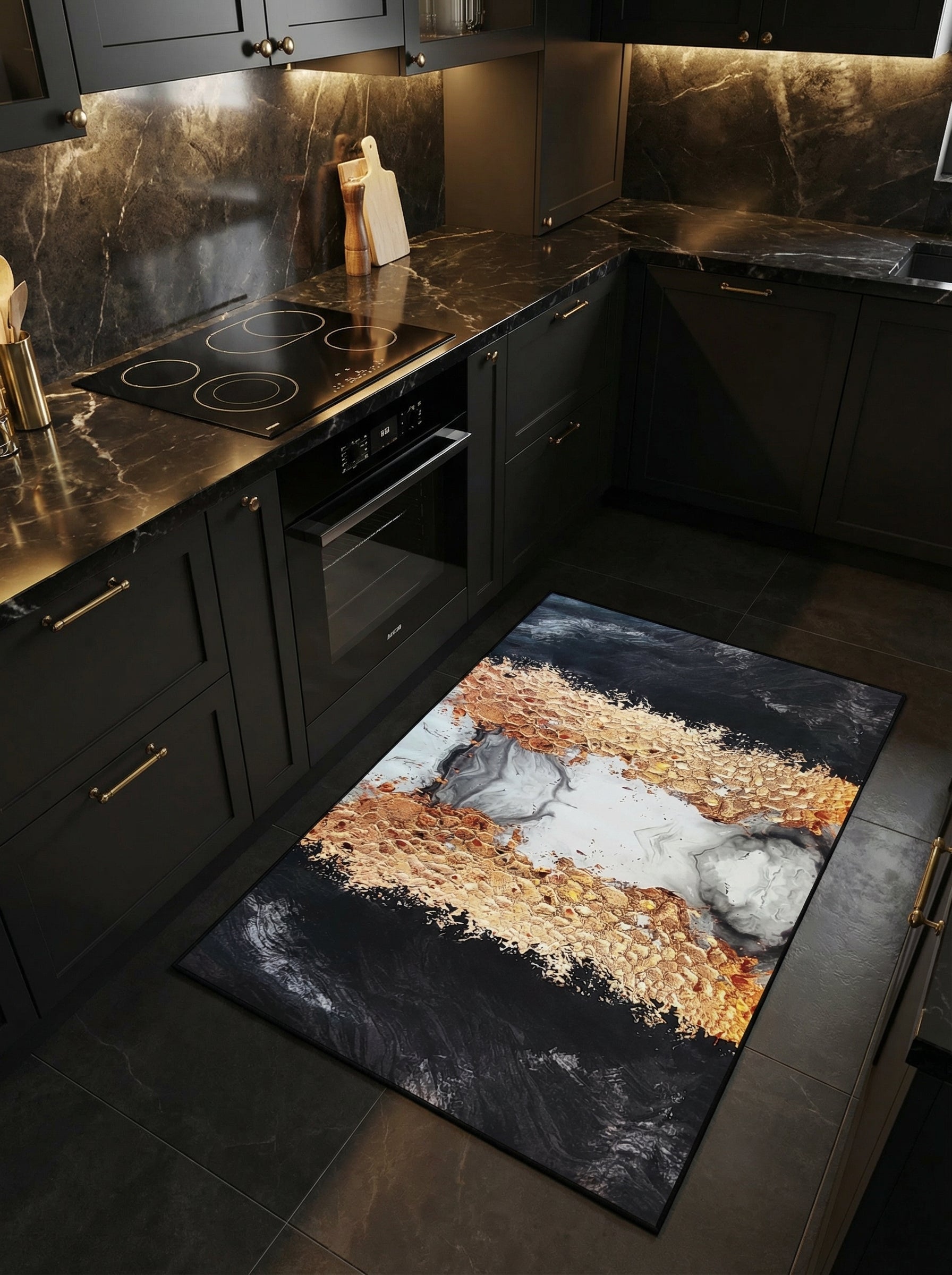 Tapis rectangulaire abstrait noir, or texturé et marbre blanc/gris, posé au sol d'une cuisine moderne