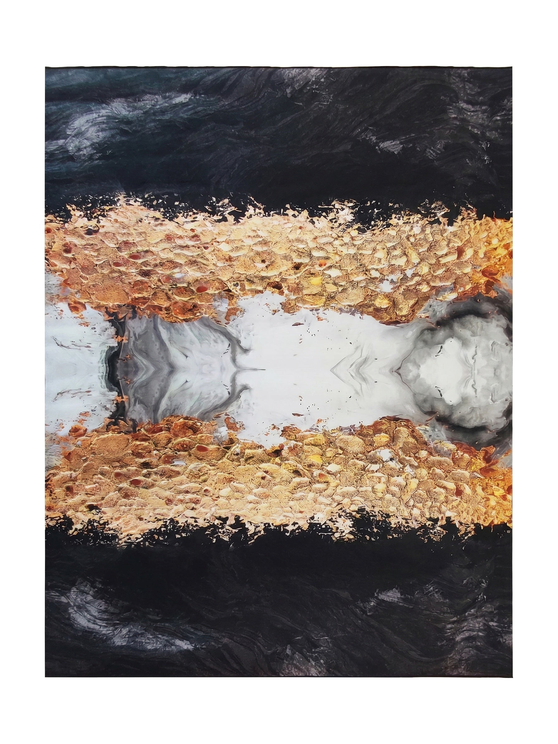 Tapis abstrait aux motifs marbrés gris et noirs, traversé d'une bande centrale très texturée or et cuivre sur fond blanc