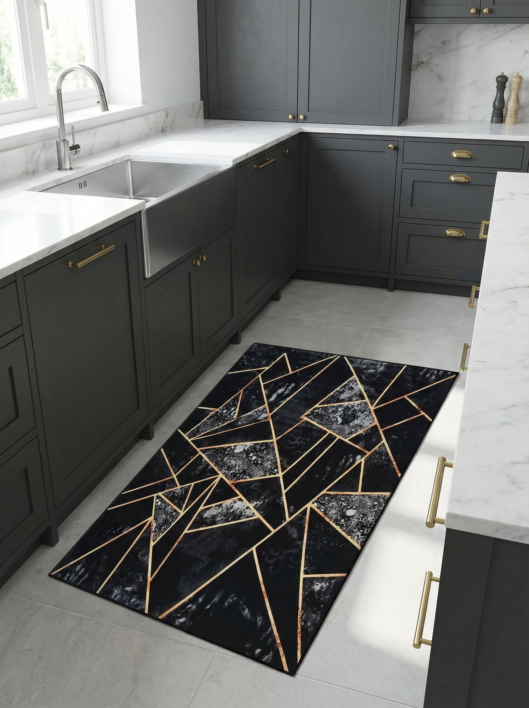 Tapis rectangulaire noir à motifs géométriques dorés et marbrés gris-blanc, posé sur le sol d'une cuisine moderne