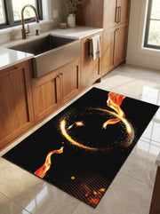 Tapis rectangulaire noir orné de motifs abstraits de flammes orange et d'étincelles dorées, posé dans une cuisine moderne