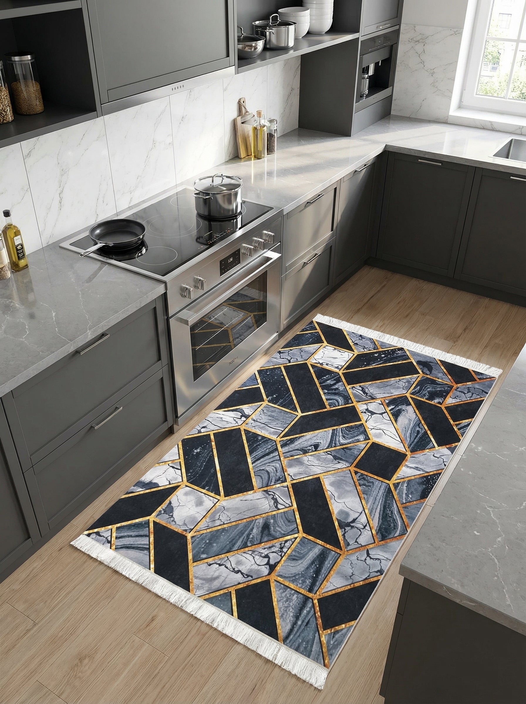 Tapis aux motifs géométriques noirs, gris marbré et or, avec franges, dans une cuisine moderne