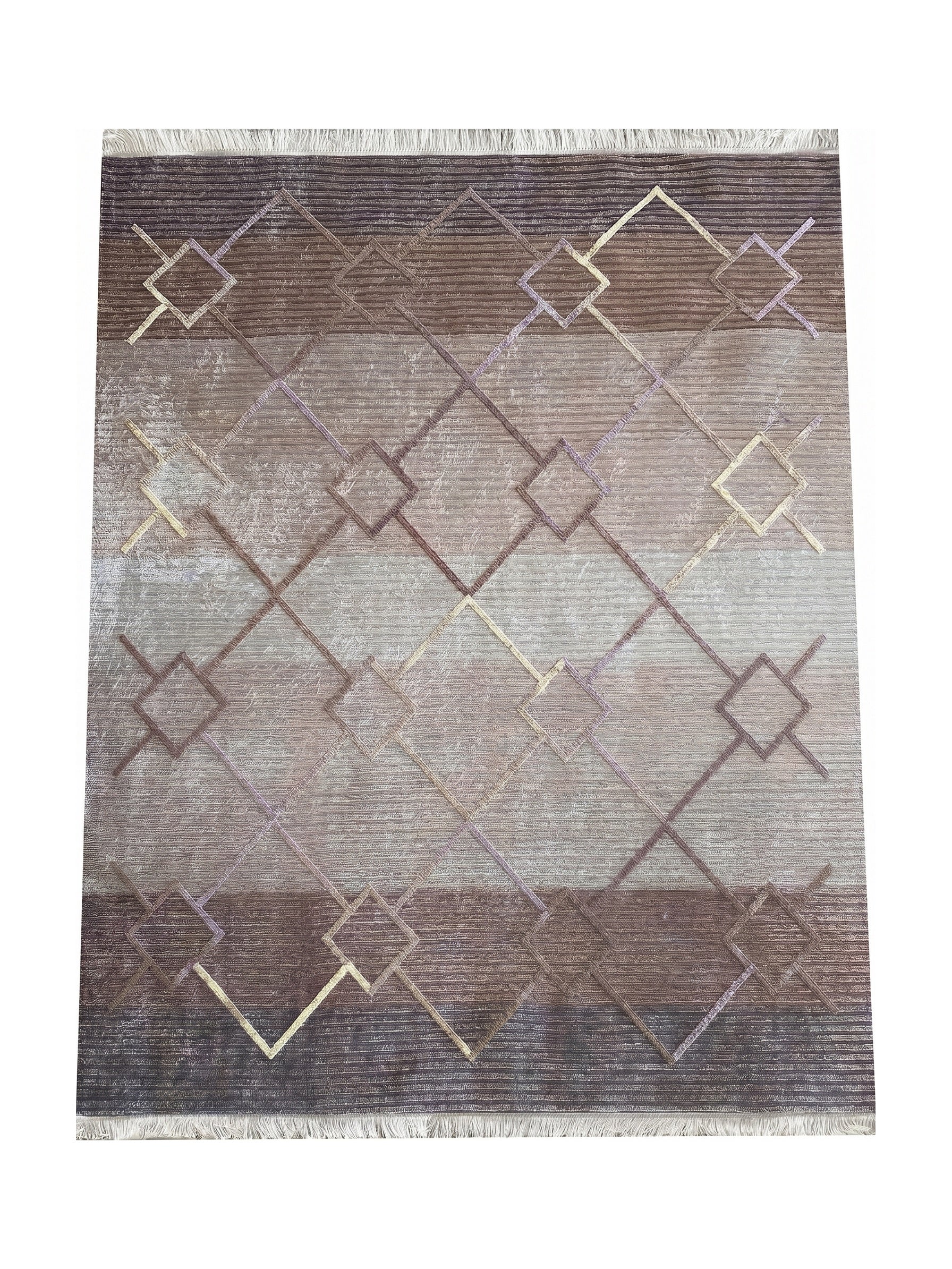 Tapis rectangulaire à franges, avec un fond dégradé rayé de teintes marron, beige et gris, orné d'un motif de losanges géométriques