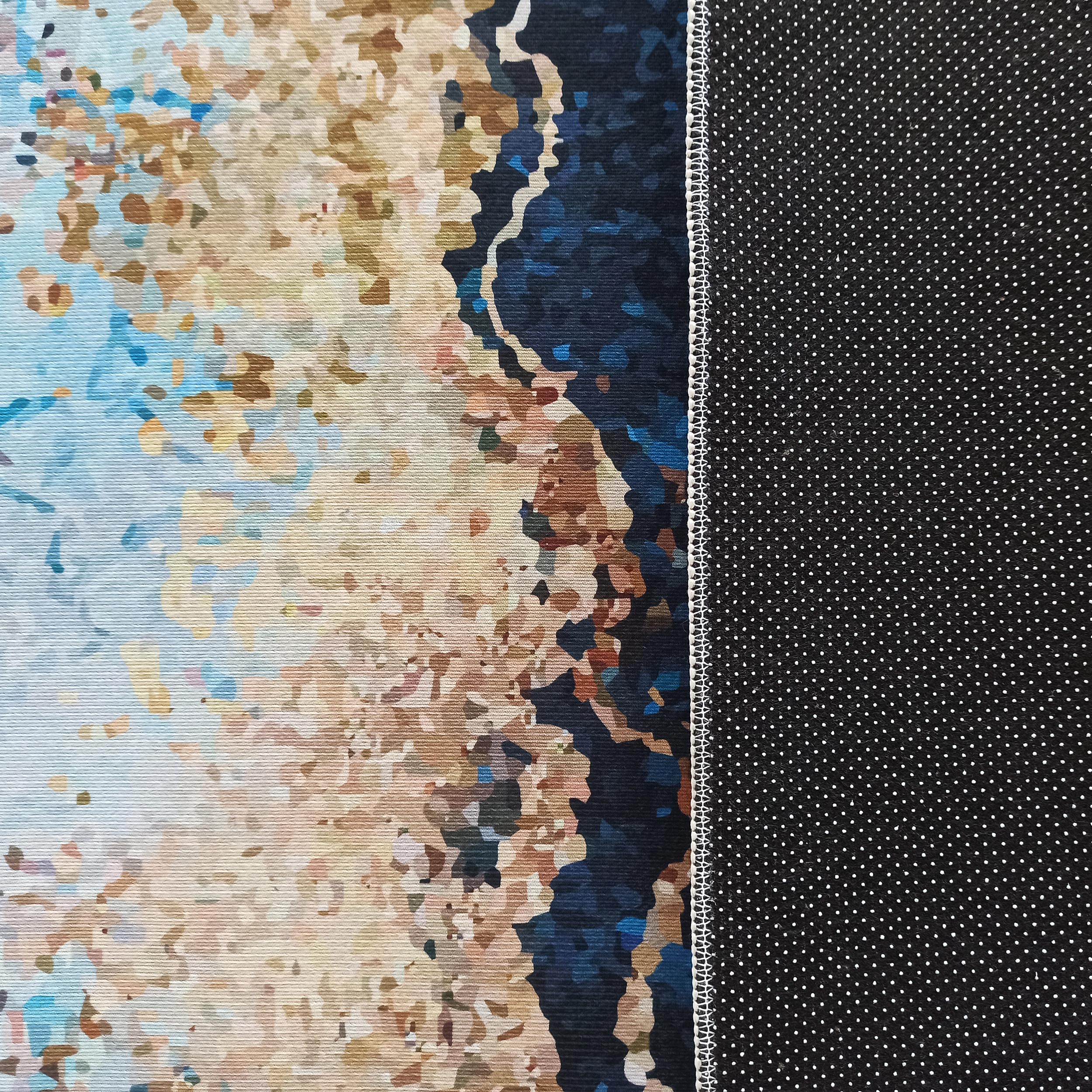Tapis au motif abstrait coloré bleu, marron et beige, avec une bordure cousue et un revers noir à petits pois blancs