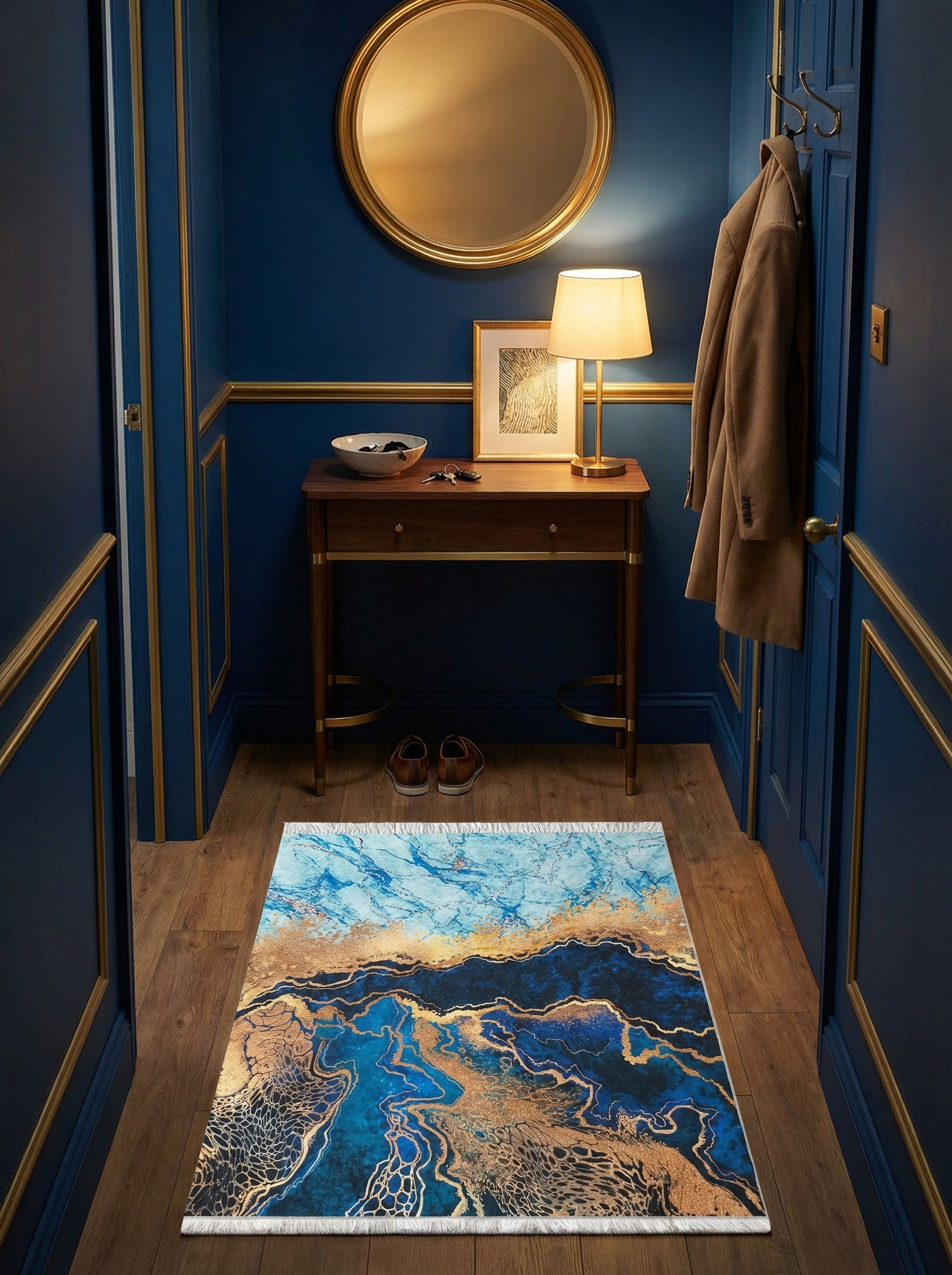 Tapis rectangulaire aux effets marbrés de bleus, turquoises et marine, traversé de coulées d'or brillant, avec franges, dans une entrée chic