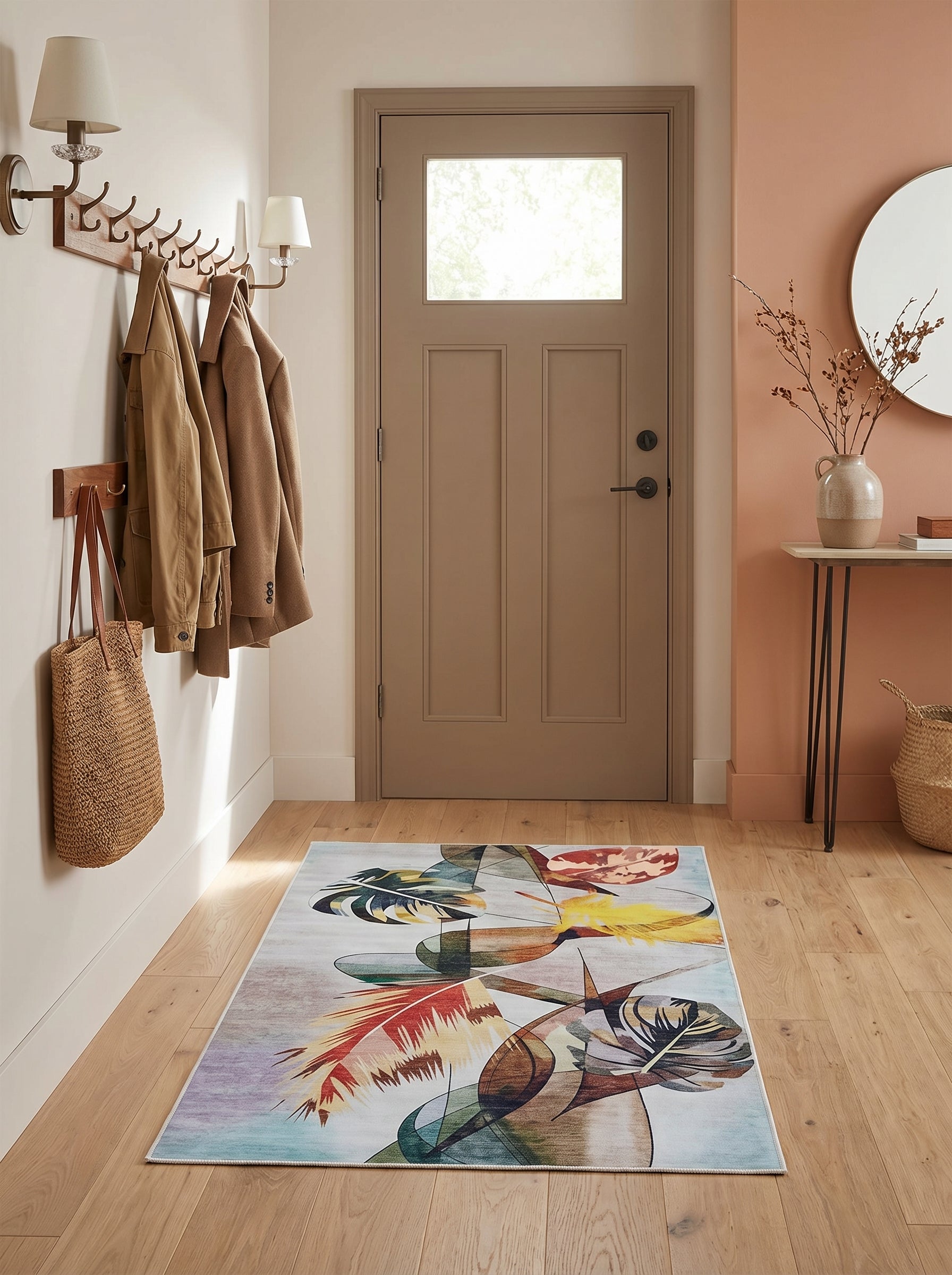 Tapis rectangulaire aux motifs abstraits de plumes colorées jaunes, rouges et vertes sur fond clair, dans une entrée avec parquet en bois