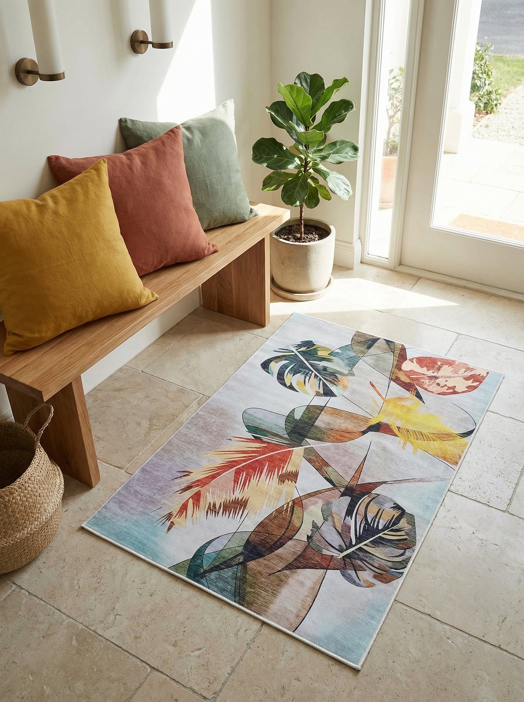 Tapis rectangulaire tissé aux motifs abstraits de feuilles tropicales multicolores sur fond dégradé clair, dans une entrée