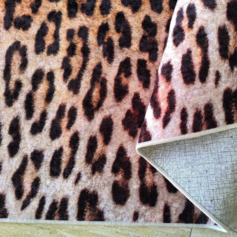 Tapis à texture douce imitation léopard avec des taches marron et noires sur fond crème, montrant son envers antidérapant gris