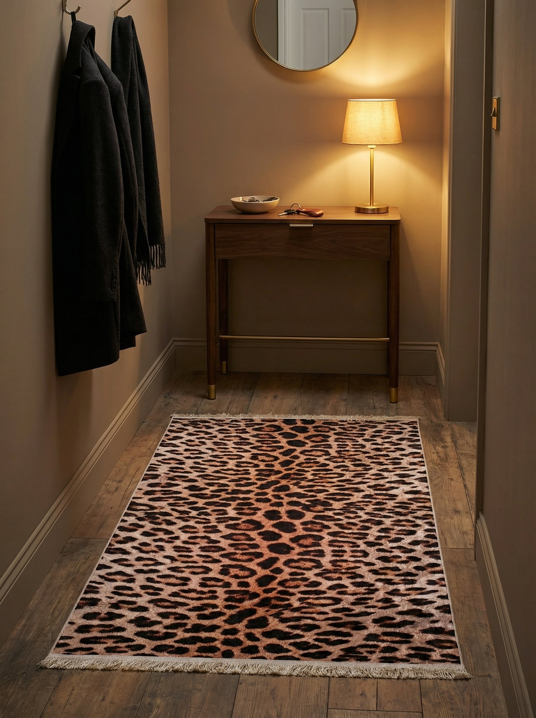 Tapis rectangulaire à motif léopard, taches noires et marron sur un fond dégradé beige-orangé, avec des franges, dans une entrée