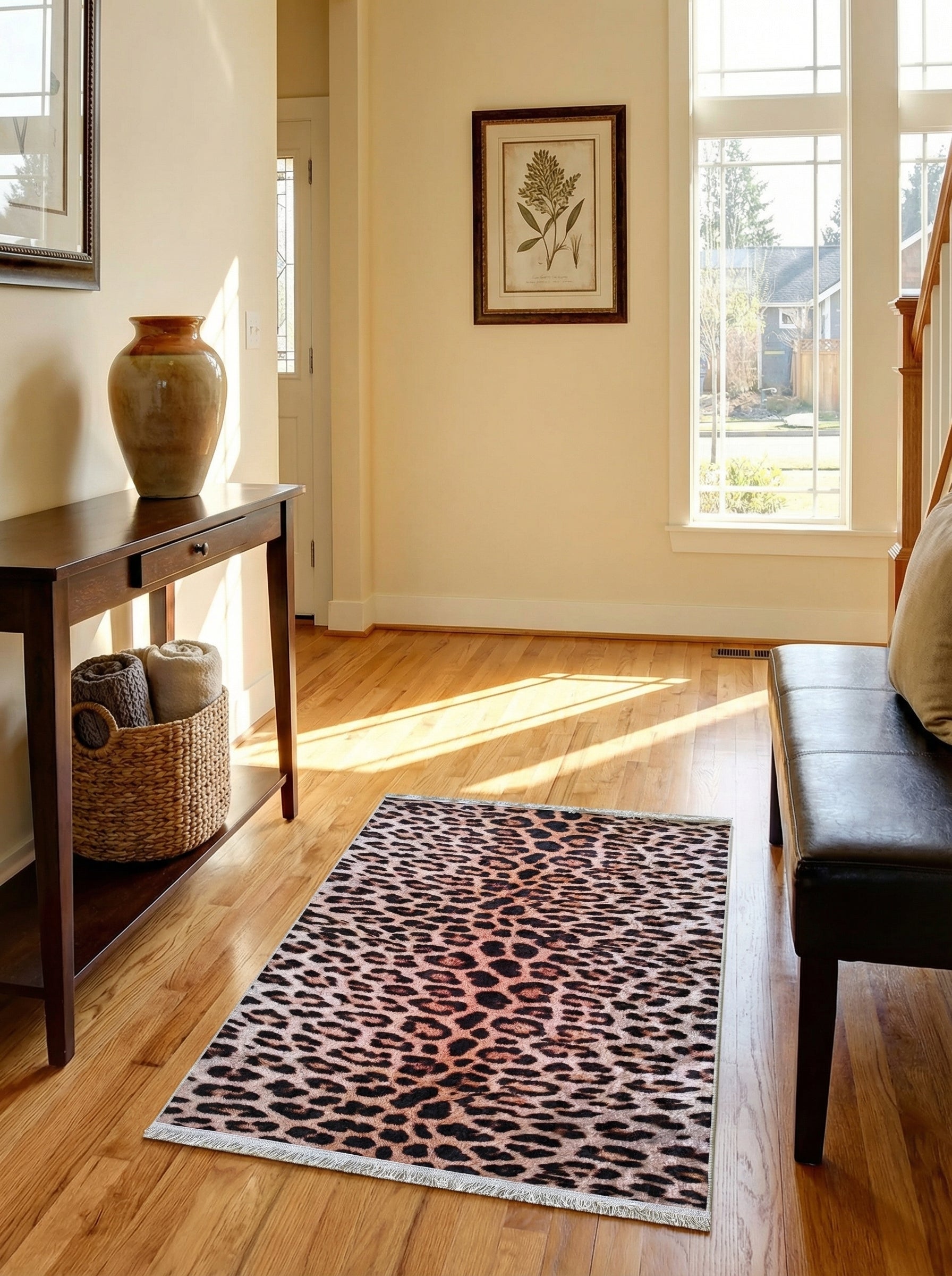 Tapis rectangulaire imprimé léopard beige rosé et taches sombres, avec franges, sur un parquet clair d'entrée