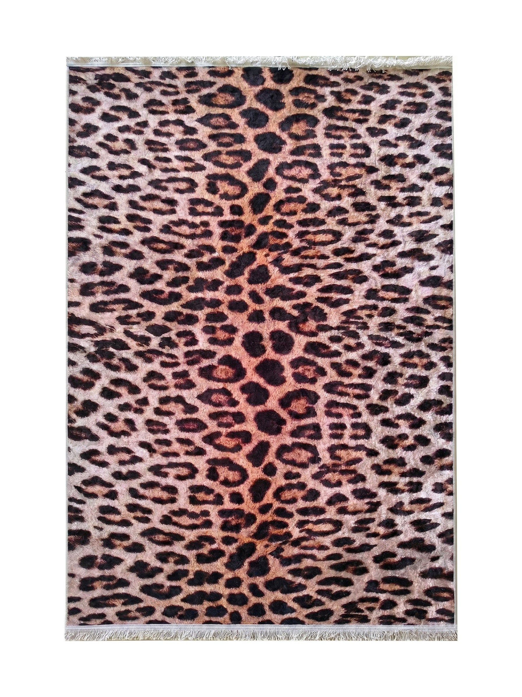 Tapis rectangulaire à motif léopard avec des taches noires et marron clair sur un fond beige et orange, orné de franges claires aux extrémités