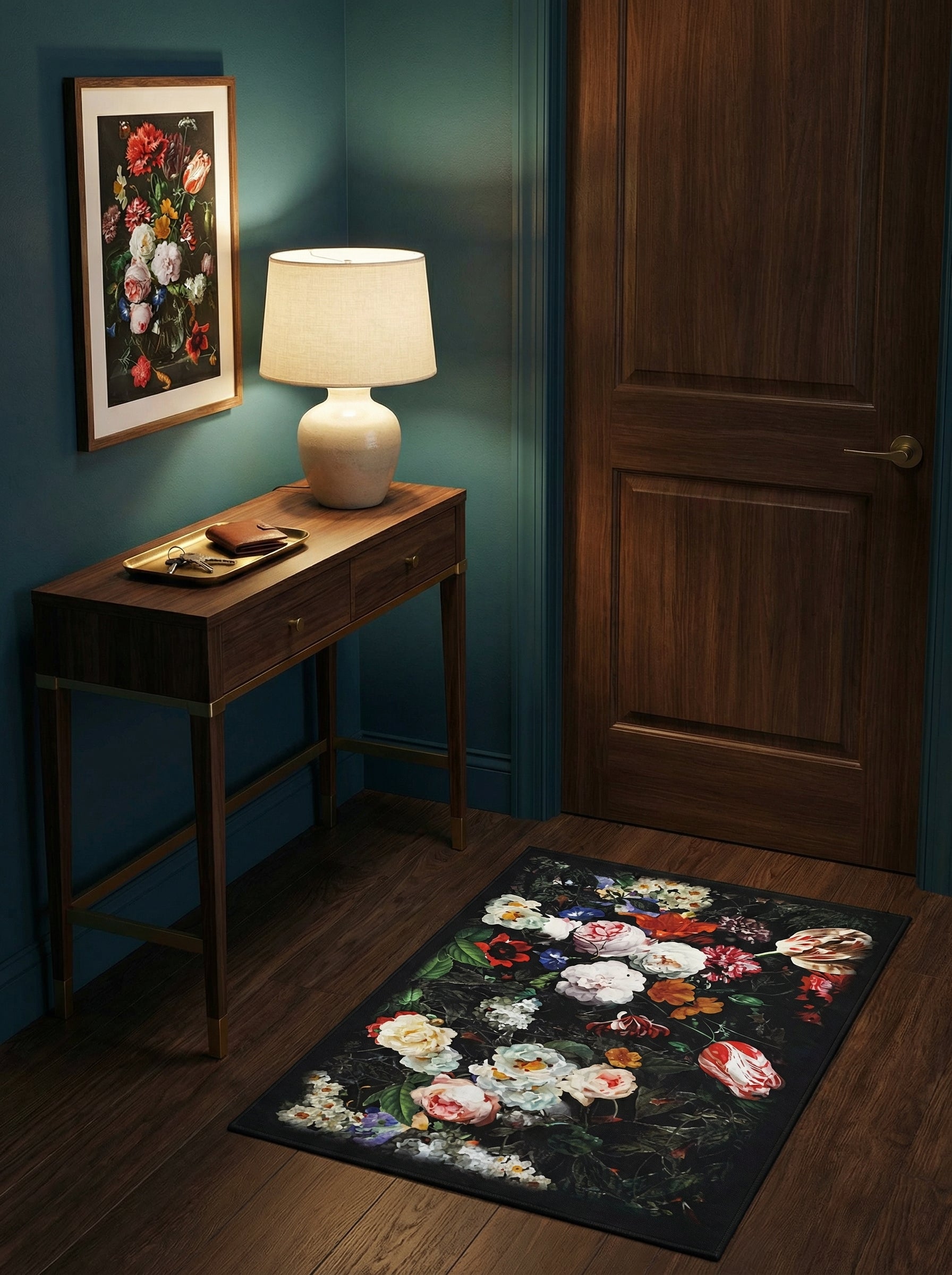 Tapis rectangulaire noir aux motifs floraux multicolores et luxuriants, roses, tulipes et feuillages verts, sur parquet foncé dans une entrée