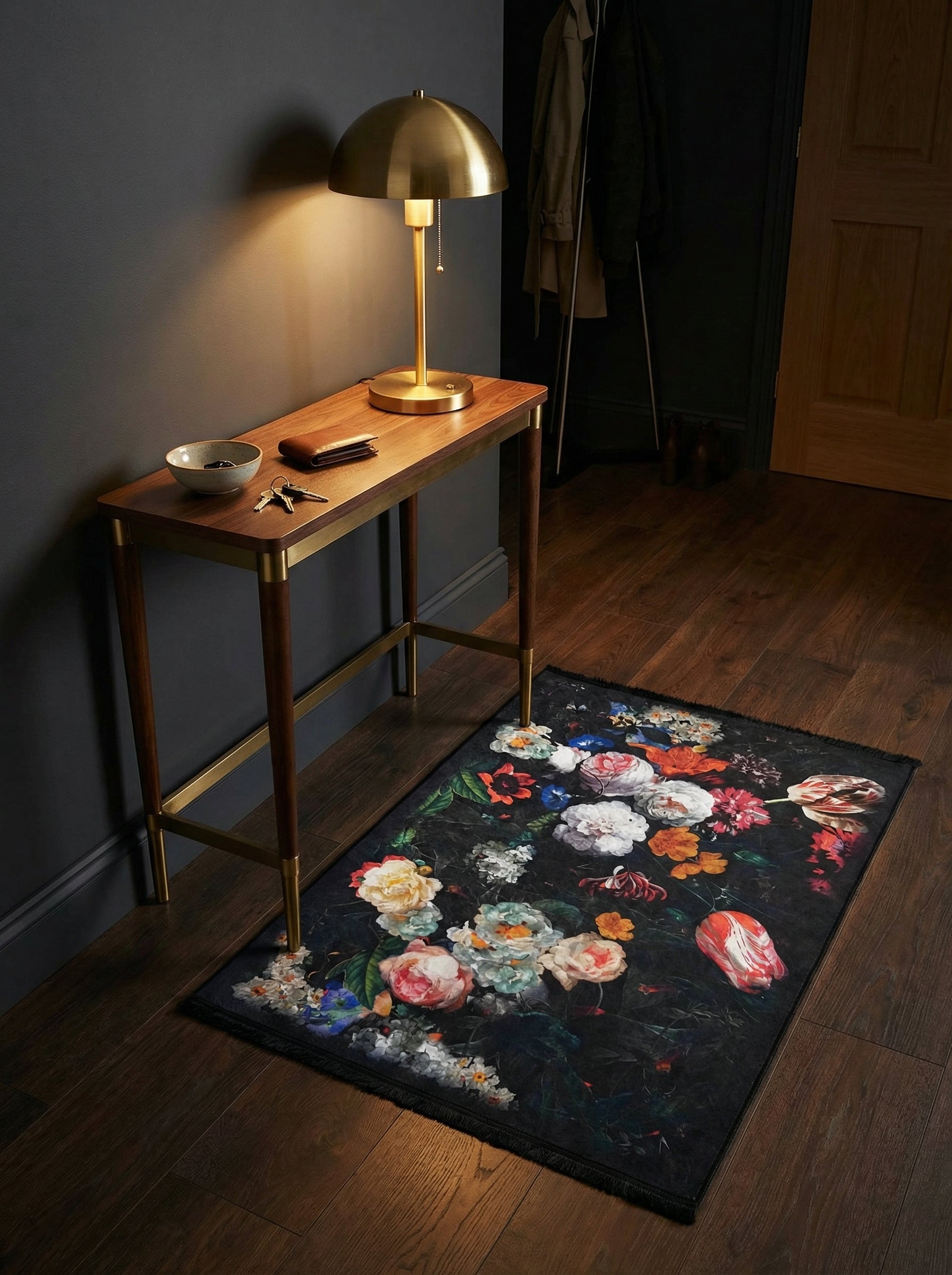 Tapis rectangulaire foncé à motifs floraux vifs : roses, tulipes et diverses fleurs colorées sur un fond sombre, dans une entrée