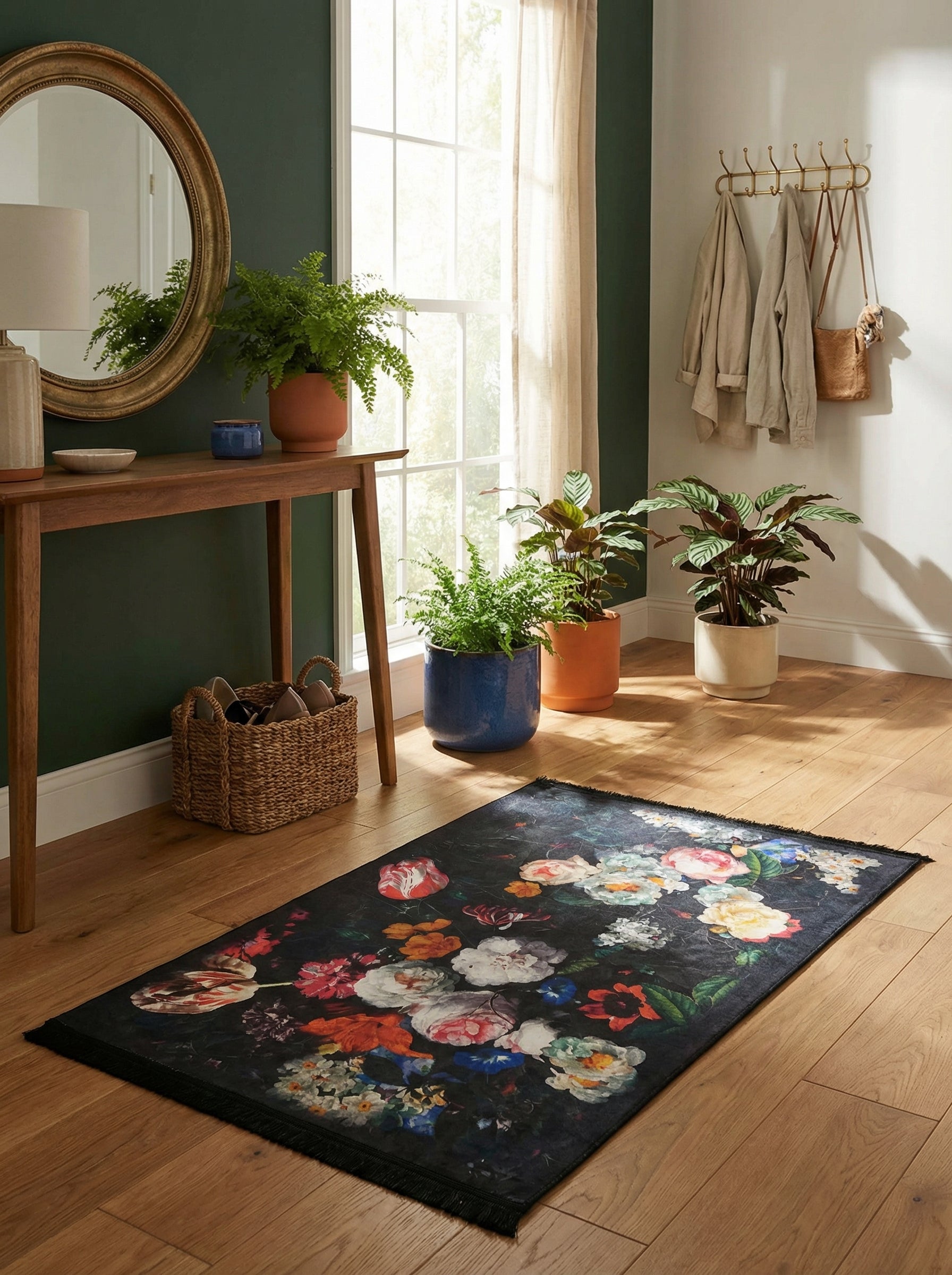 Tapis rectangulaire noir orné de grands motifs floraux multicolores vifs, posé sur un parquet clair dans une entrée lumineuse