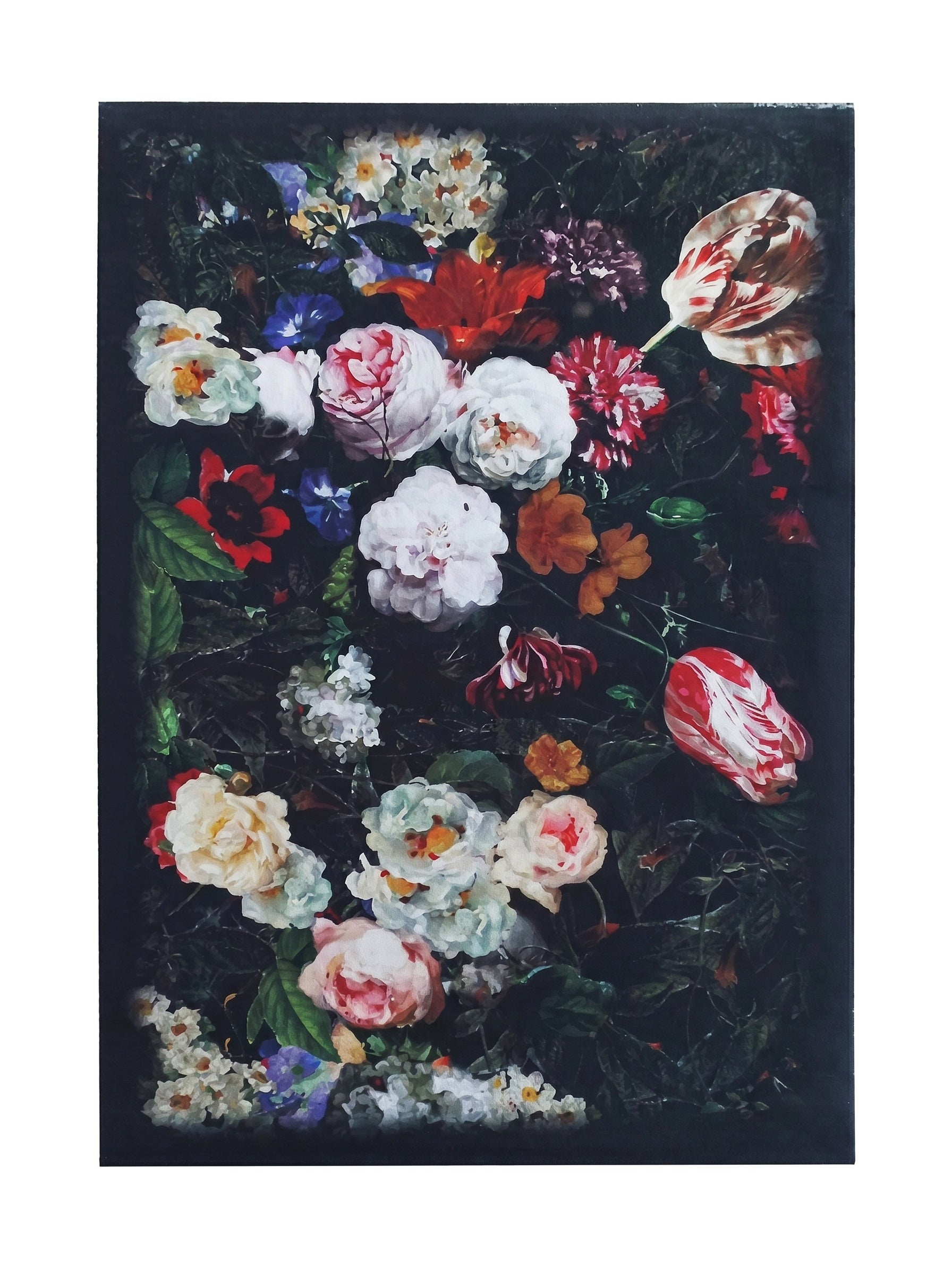 Tapis à motifs floraux détaillés: grandes roses variées, tulipes striées, et autres fleurs vives sur un feuillage sombre