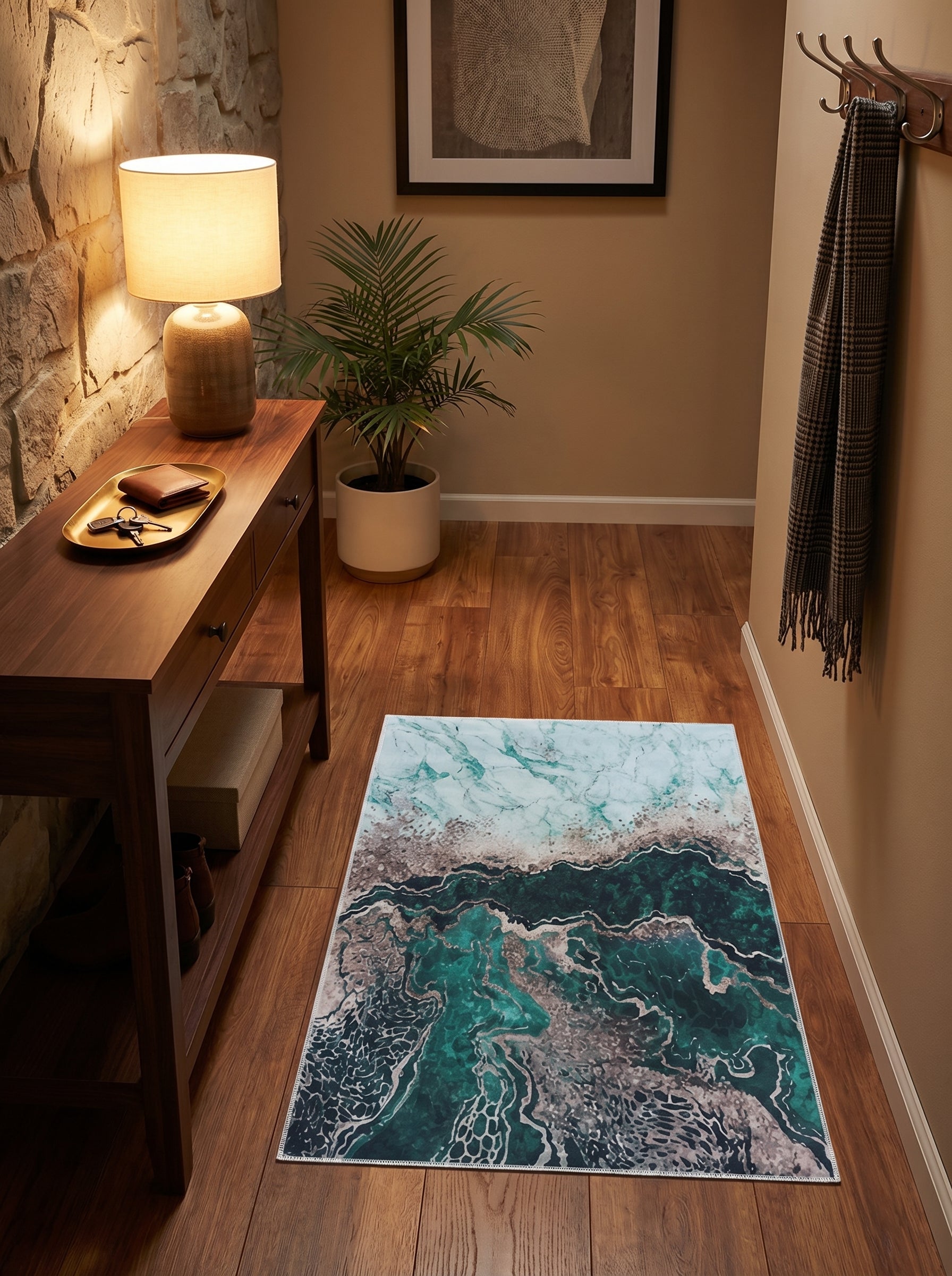 Tapis rectangulaire aux motifs abstraits marbrés de vert émeraude, vert clair et gris-beige avec des veines argentées, sur parquet dans une entrée