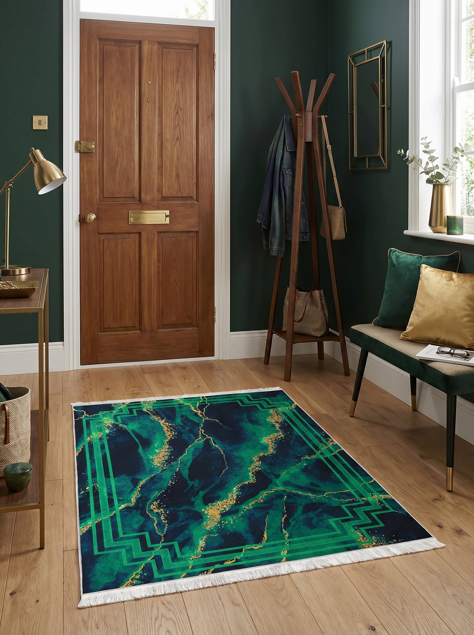 Tapis rectangulaire à franges, aux motifs marbrés bleu nuit, vert émeraude et or, encadré d'une bordure géométrique verte, dans une entrée