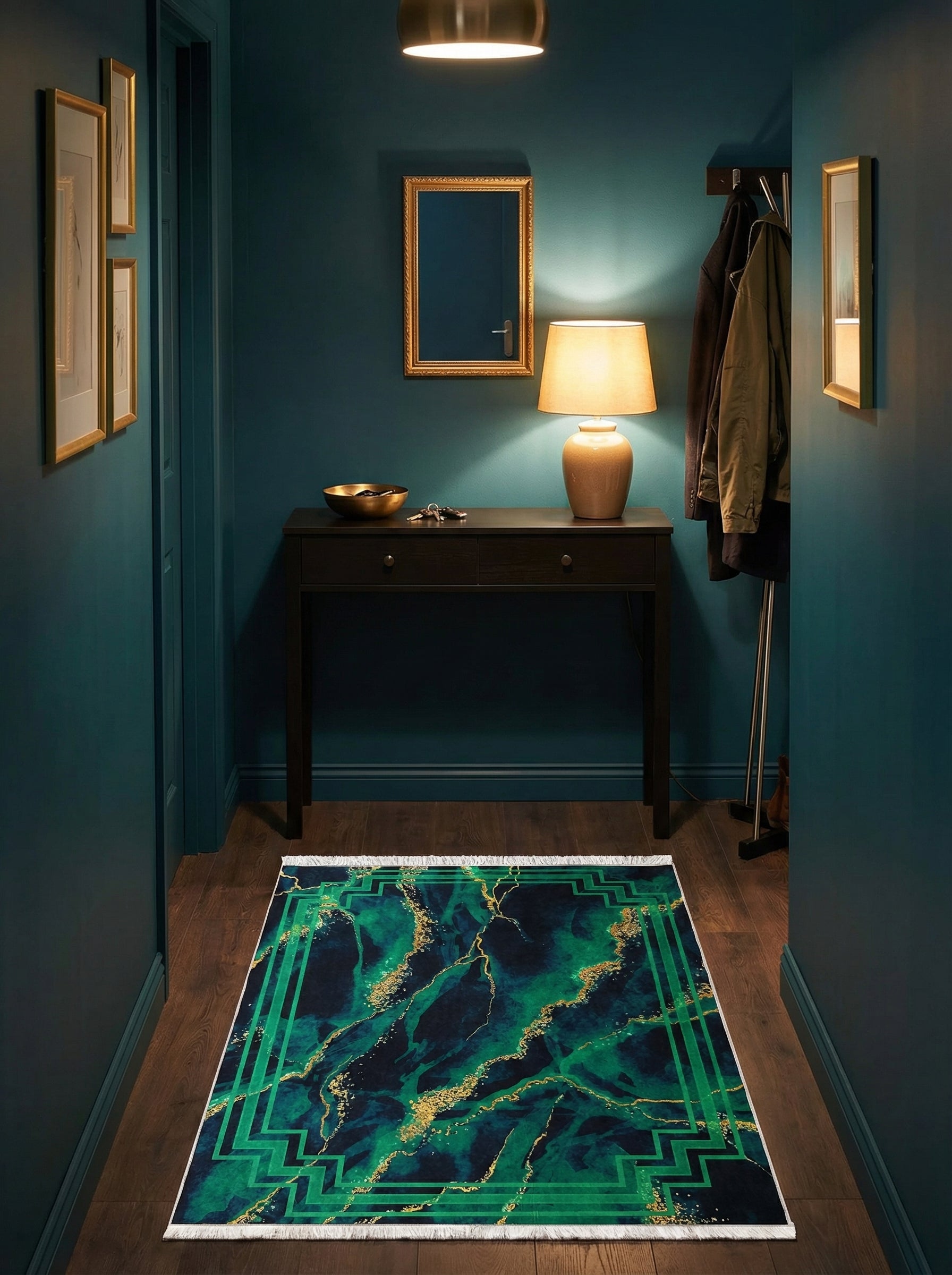 Tapis rectangulaire vert et or sur fond bleu nuit, motif marbré abstrait et bordure géométrique, sur parquet dans un couloir moderne