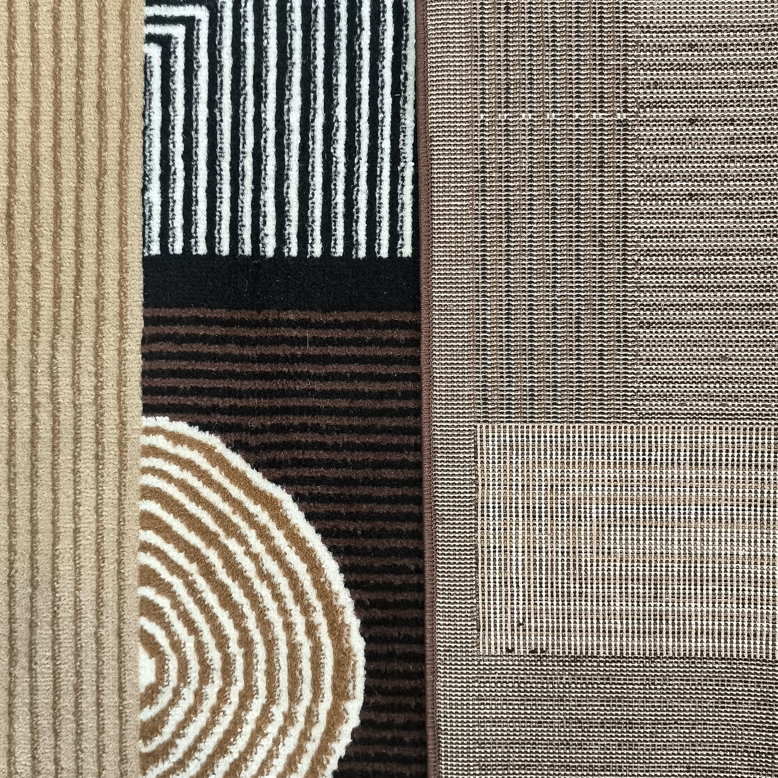 Tapis texturé aux motifs géométriques et rayures noires, blanches, beiges et marron avec un tissage serré