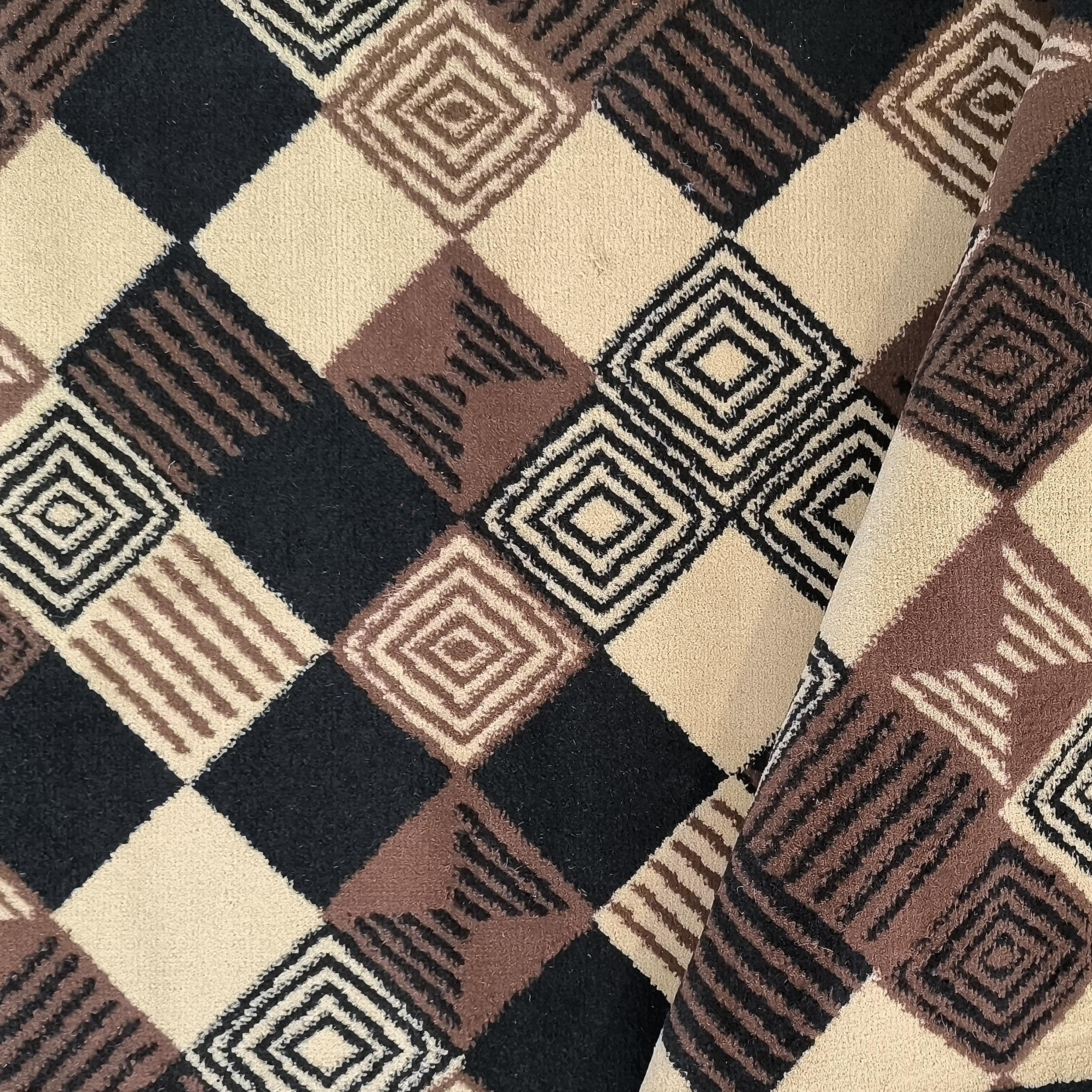 Tapis à la texture bouclée, avec des motifs de losanges noirs, beiges et bruns, incluant des rayures obliques et des losanges concentriques