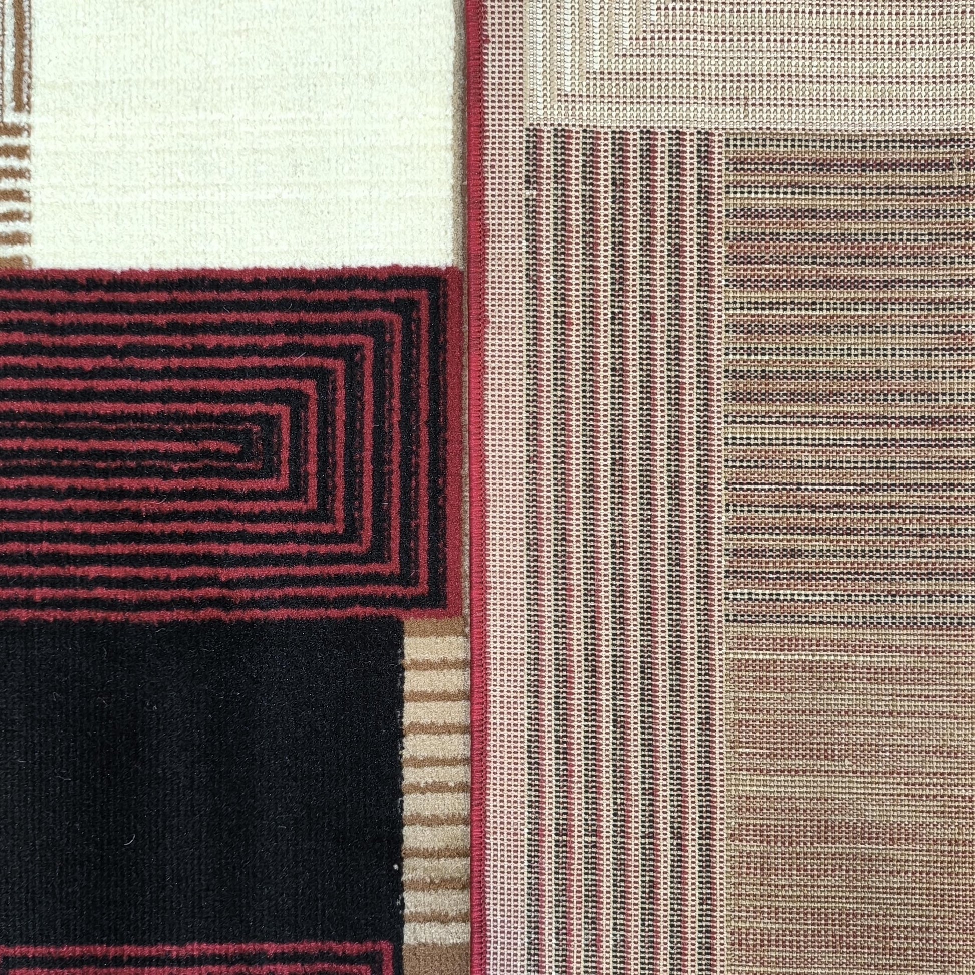Tapis géométrique aux textures contrastées. La partie gauche est un velours crème, noir et rouge bordeaux à rayures concentriques. La partie droite est un tissage plat beige, marron, rouge et noir à fines rayures