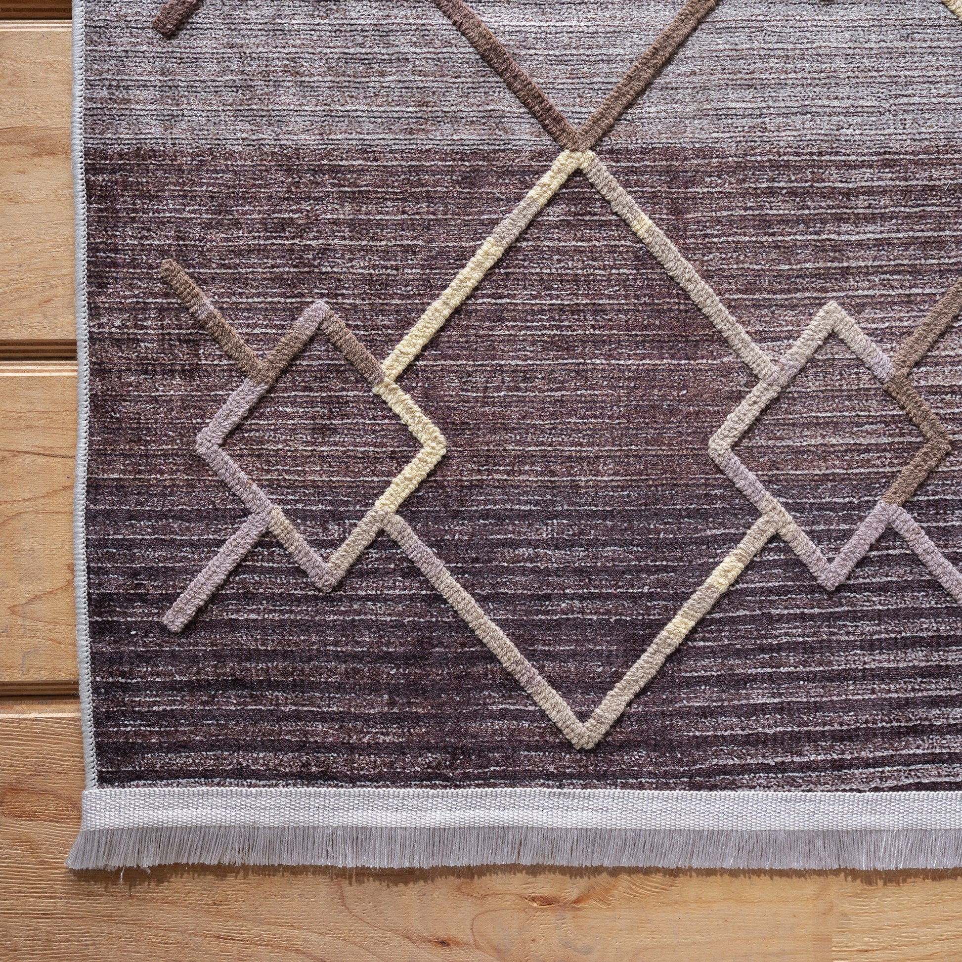 Tapis marron et beige avec un motif géométrique en losanges épais et texturés, bordé d'une frange claire