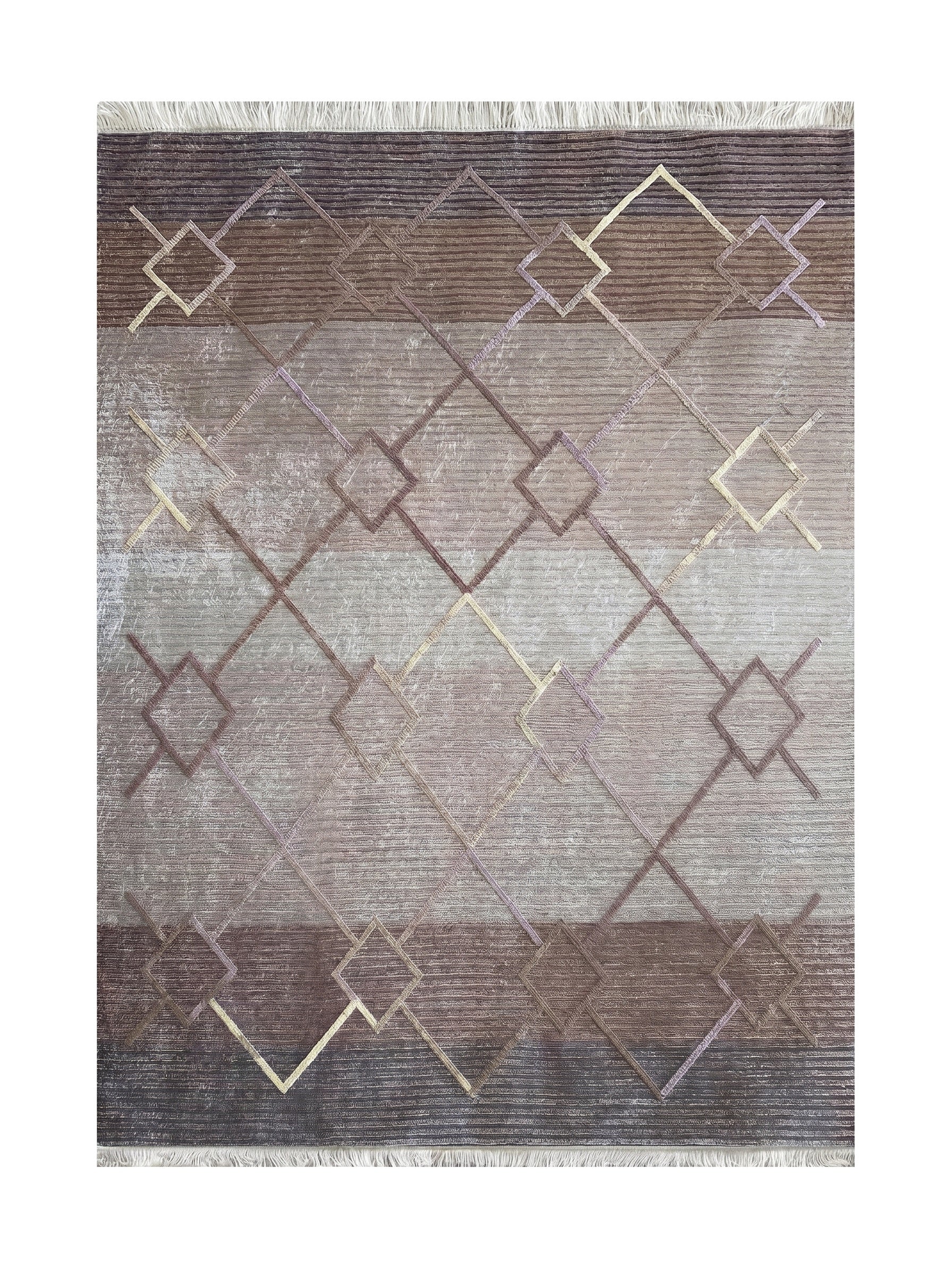 Tapis rectangulaire à franges, avec un fond dégradé rayé de teintes marron, beige et gris, orné d'un motif de losanges géométriques