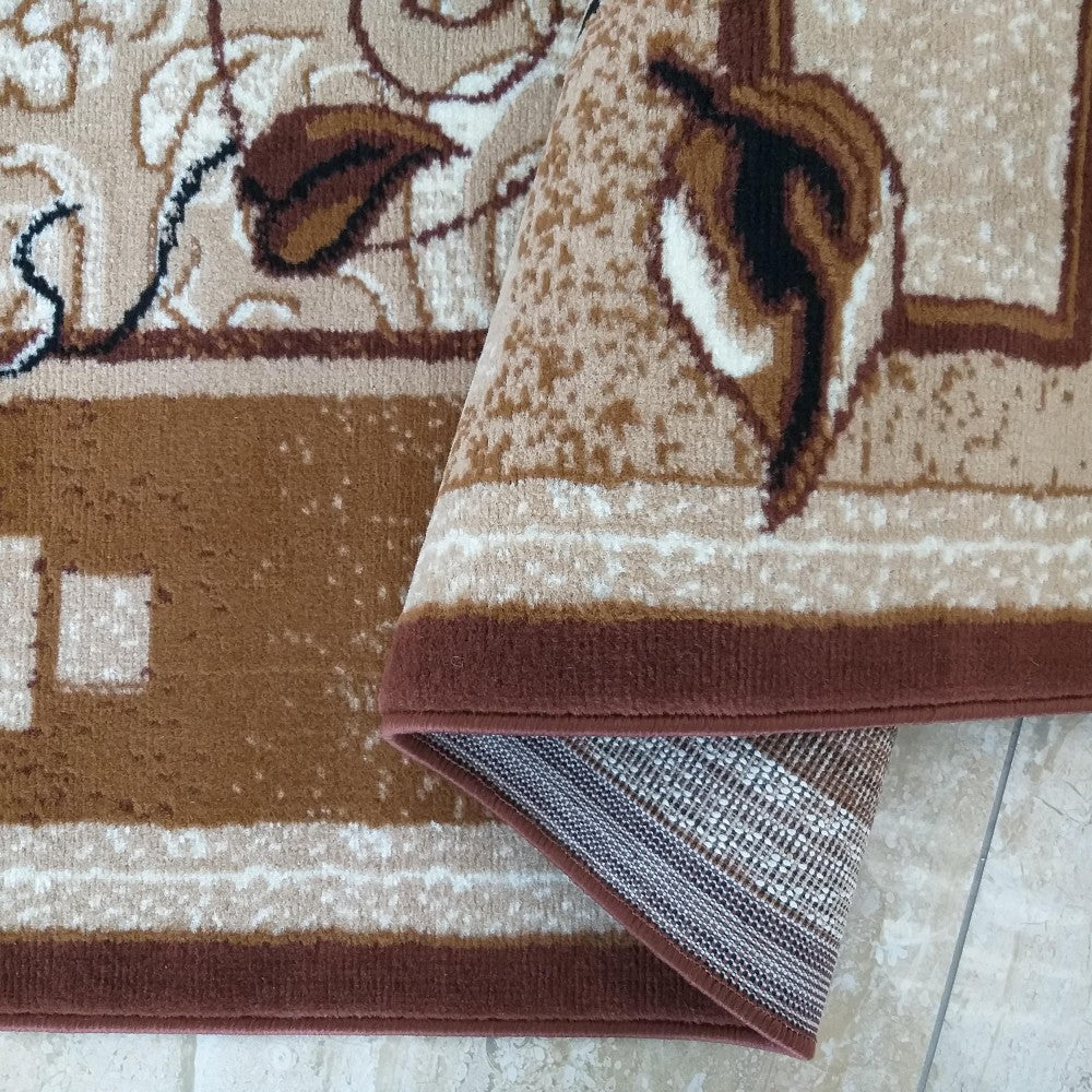 Tapis moelleux beige et marron avec motifs floraux et bordures géométriques, son envers tissé est visible
