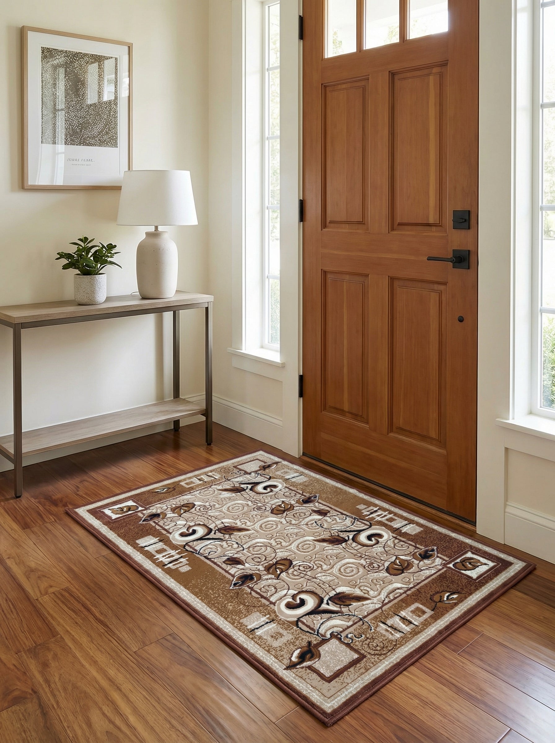 Tapis rectangulaire beige et marron clair avec des motifs floraux et en spirale, bordure géométrique, posé sur un parquet dans une entrée lumineuse