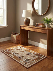 Tapis rectangulaire beige, marron et crème à motifs floraux et géométriques, sur un parquet clair dans un couloir décoré