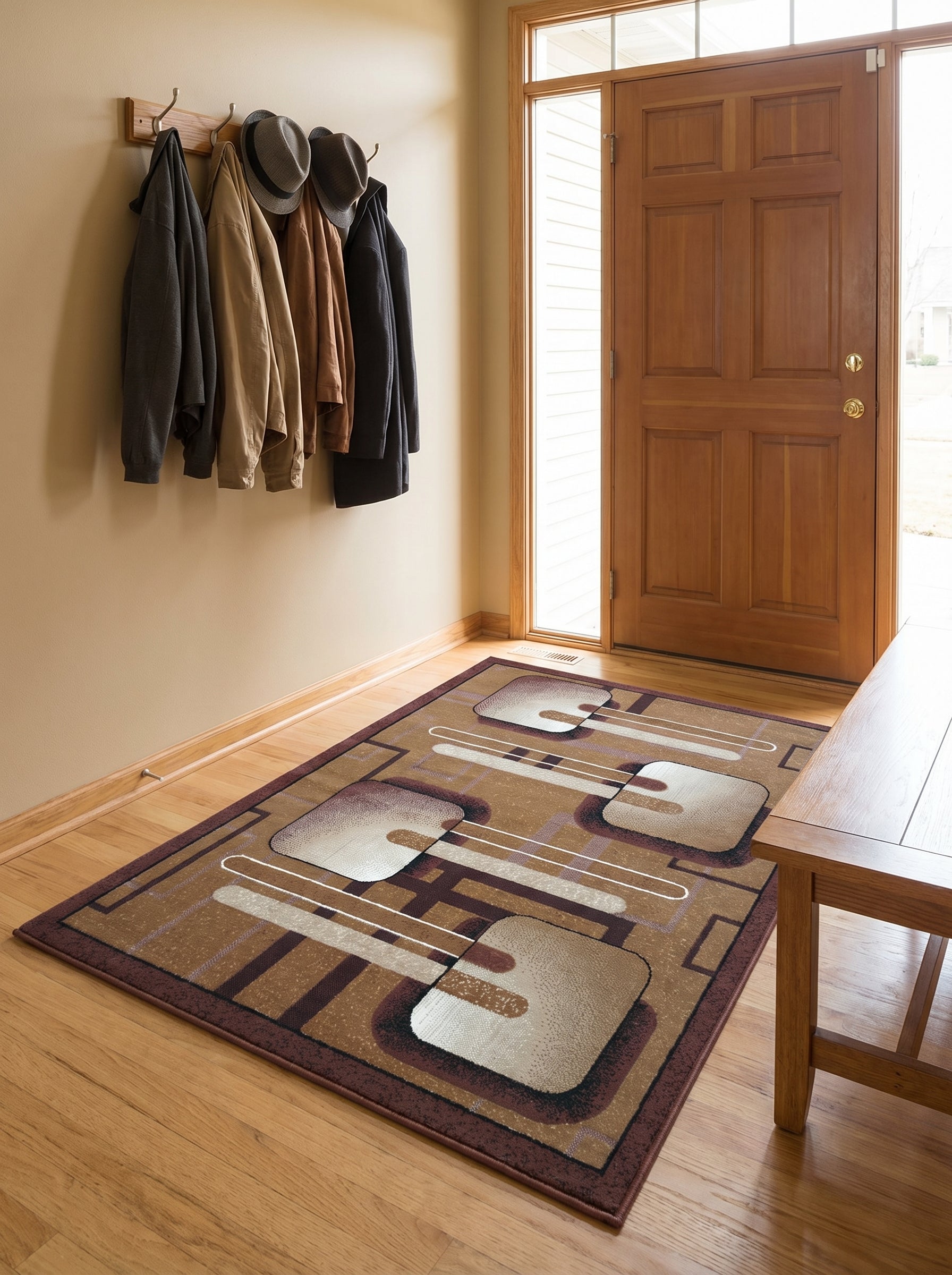 Tapis rectangulaire beige et marron aux motifs géométriques abstraits avec des formes arrondies blanc cassé dans une entrée sur parquet