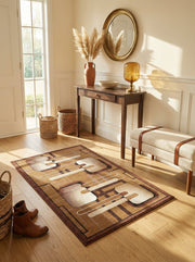 Tapis rectangulaire aux motifs géométriques de formes arrondies beiges et marron sur fond camel, avec des lignes blanches, dans une entrée lumineuse