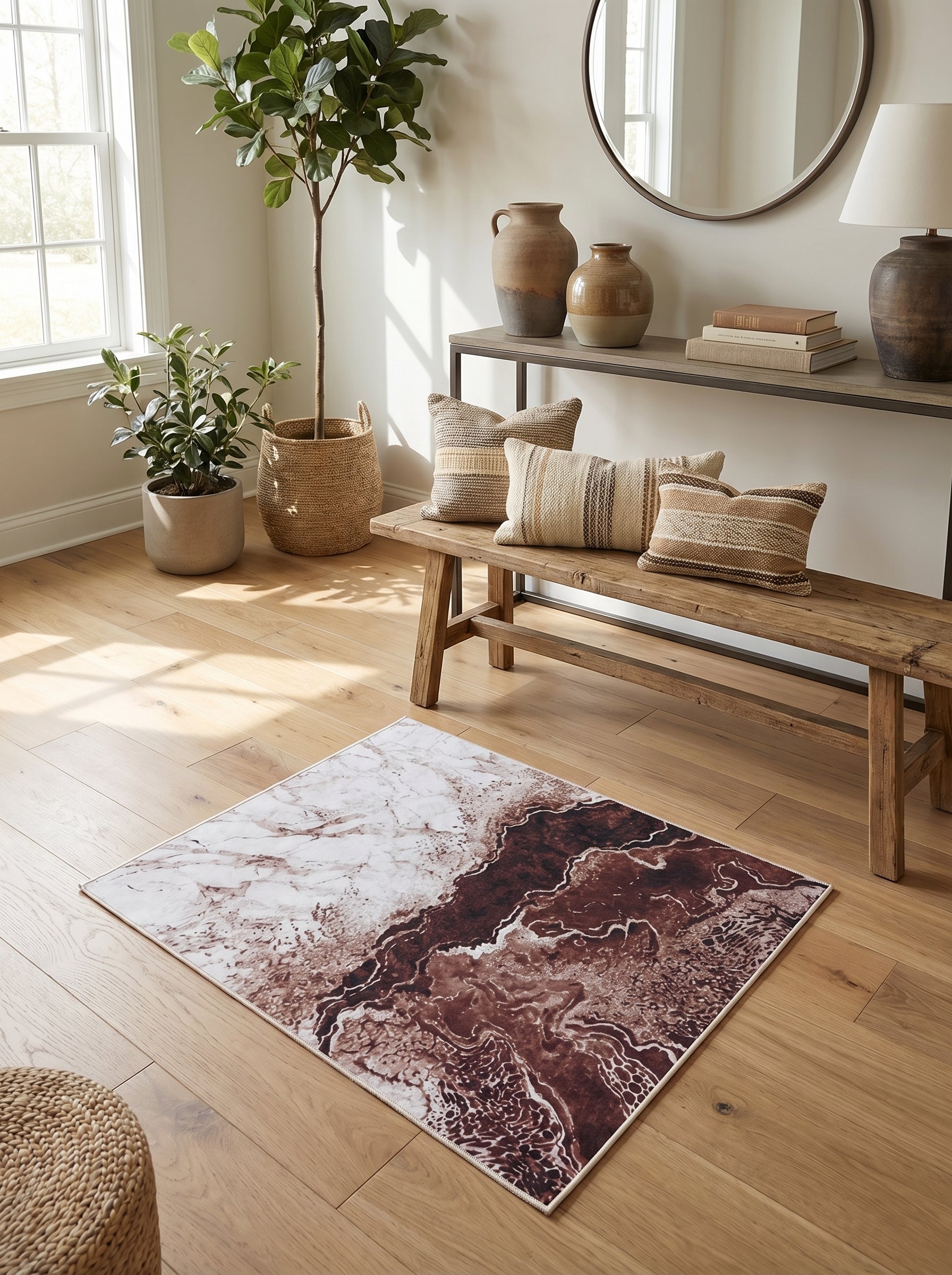 Tapis rectangulaire en textile aux motifs marbrés abstraits marron foncé et blanc crème, sur parquet clair dans un salon