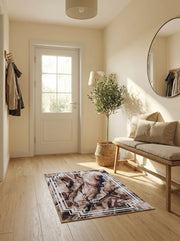 Tapis rectangulaire aux motifs abstraits marron, beige et blanc avec des bordures géométriques, posé sur le parquet d'une entrée