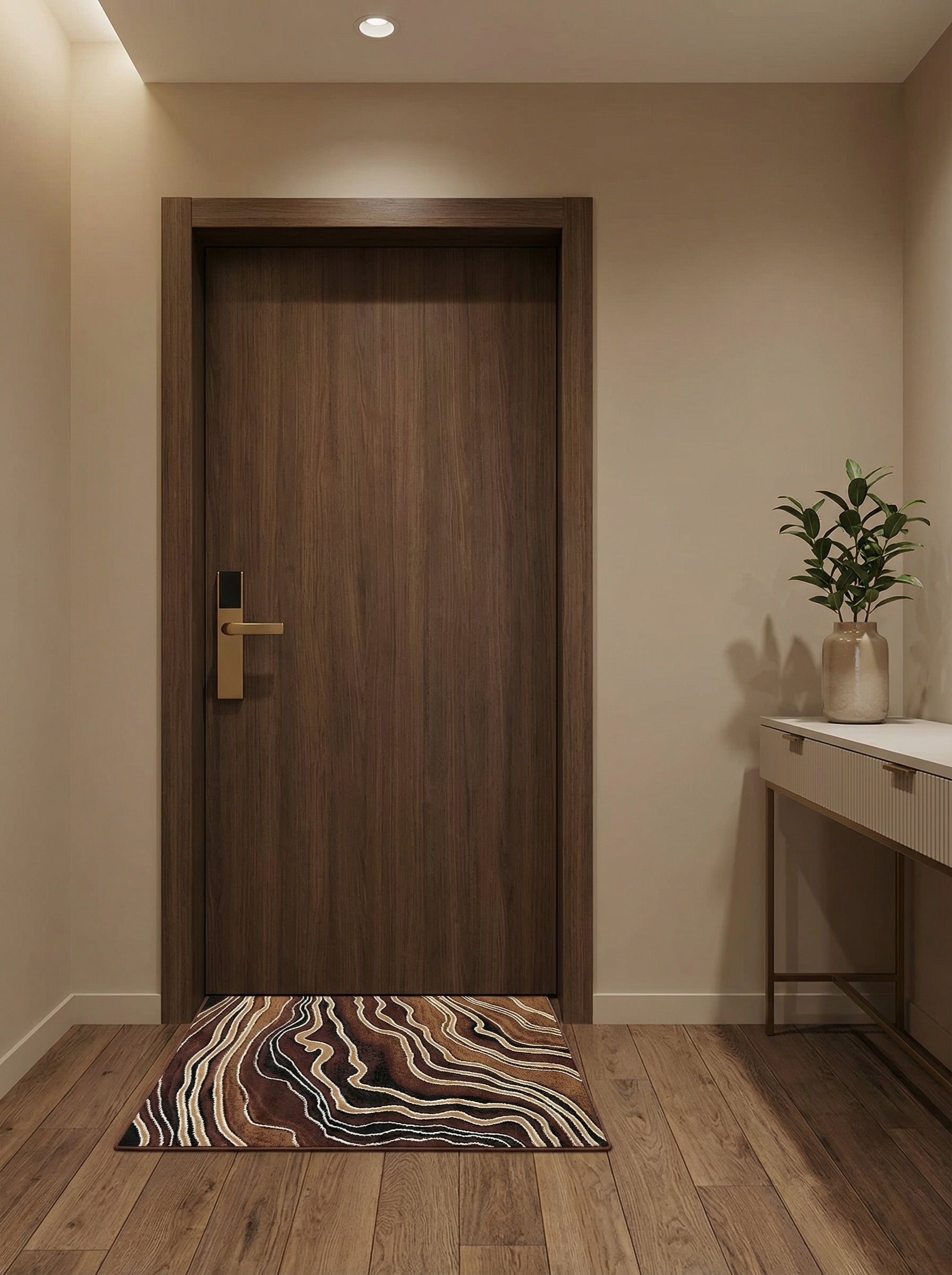 Tapis rectangulaire aux motifs ondulés évoquant des couches géologiques en marron, crème, noir et blanc sur un parquet d'entrée