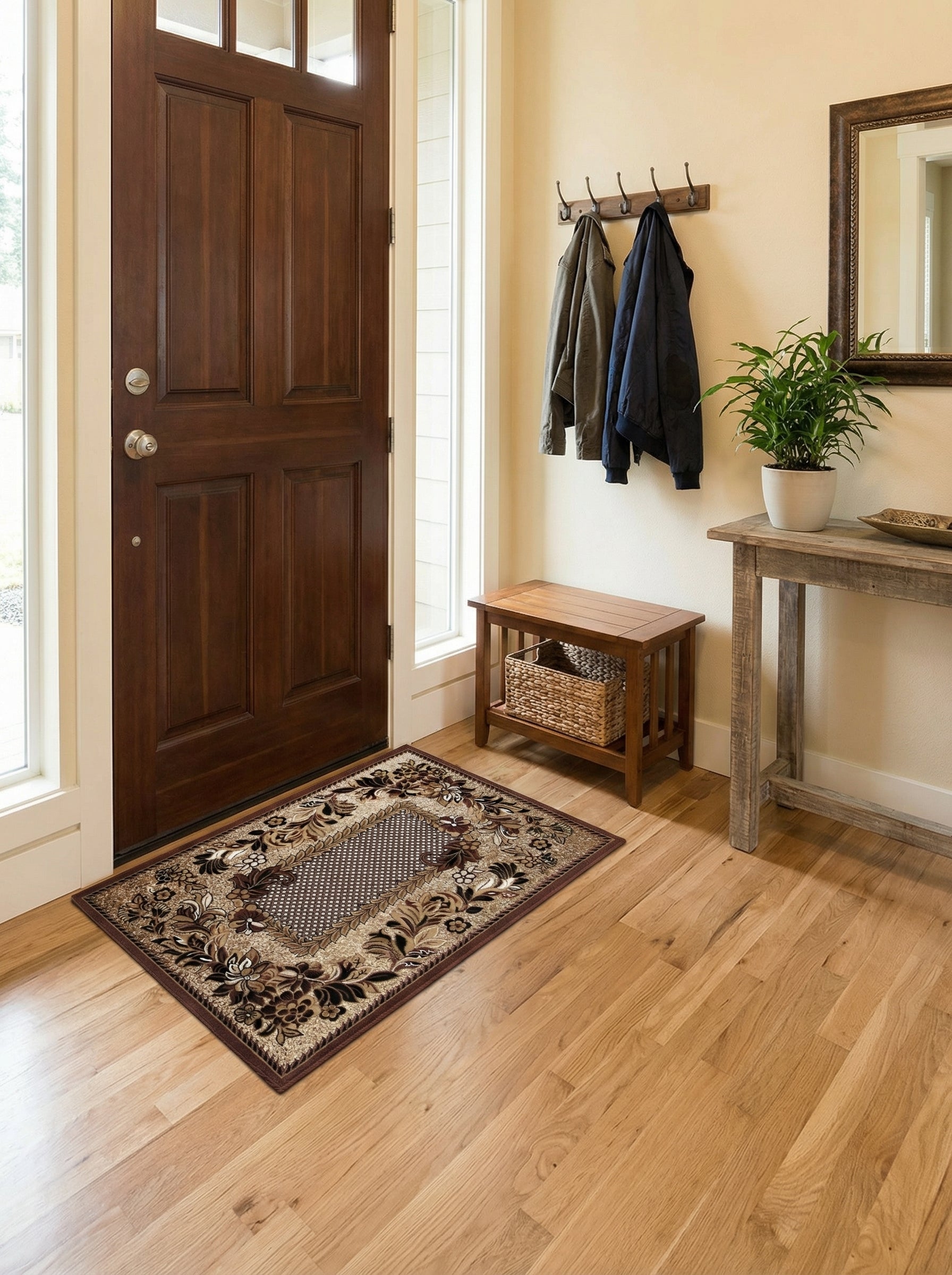 Tapis rectangulaire beige et marron foncé, orné de motifs floraux complexes et d'un cadre géométrique, posé dans une entrée