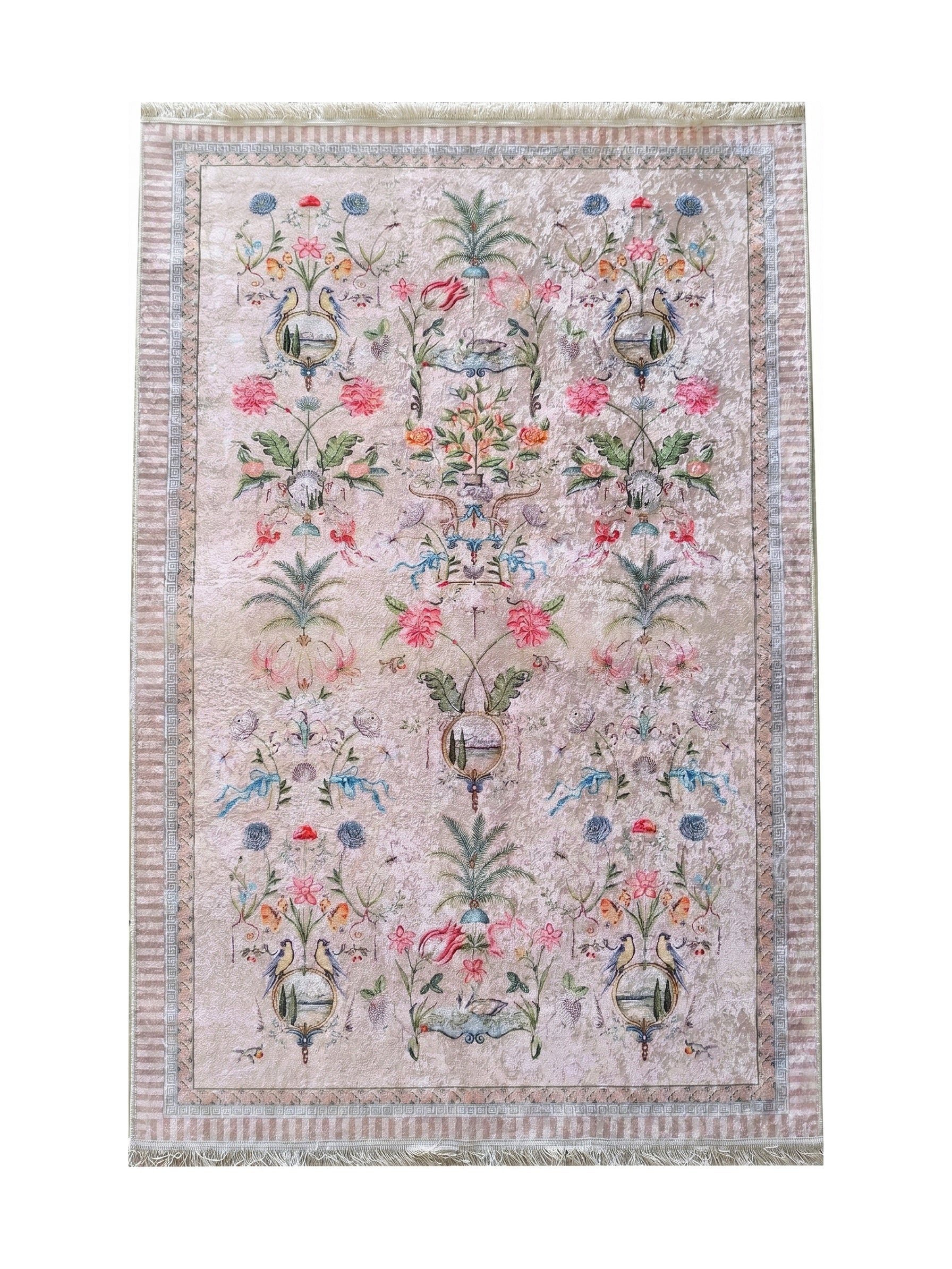 Tapis beige clair à l'aspect vieilli, orné de motifs floraux et animaliers symétriques très colorés, d'une bordure géométrique et de franges