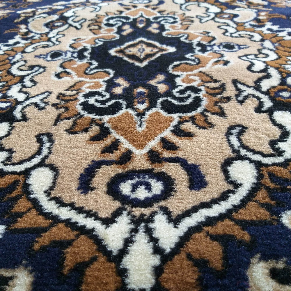 Tapis textile à motifs complexes et ornementaux, aux couleurs beige, bleu marine, marron, blanc et noir