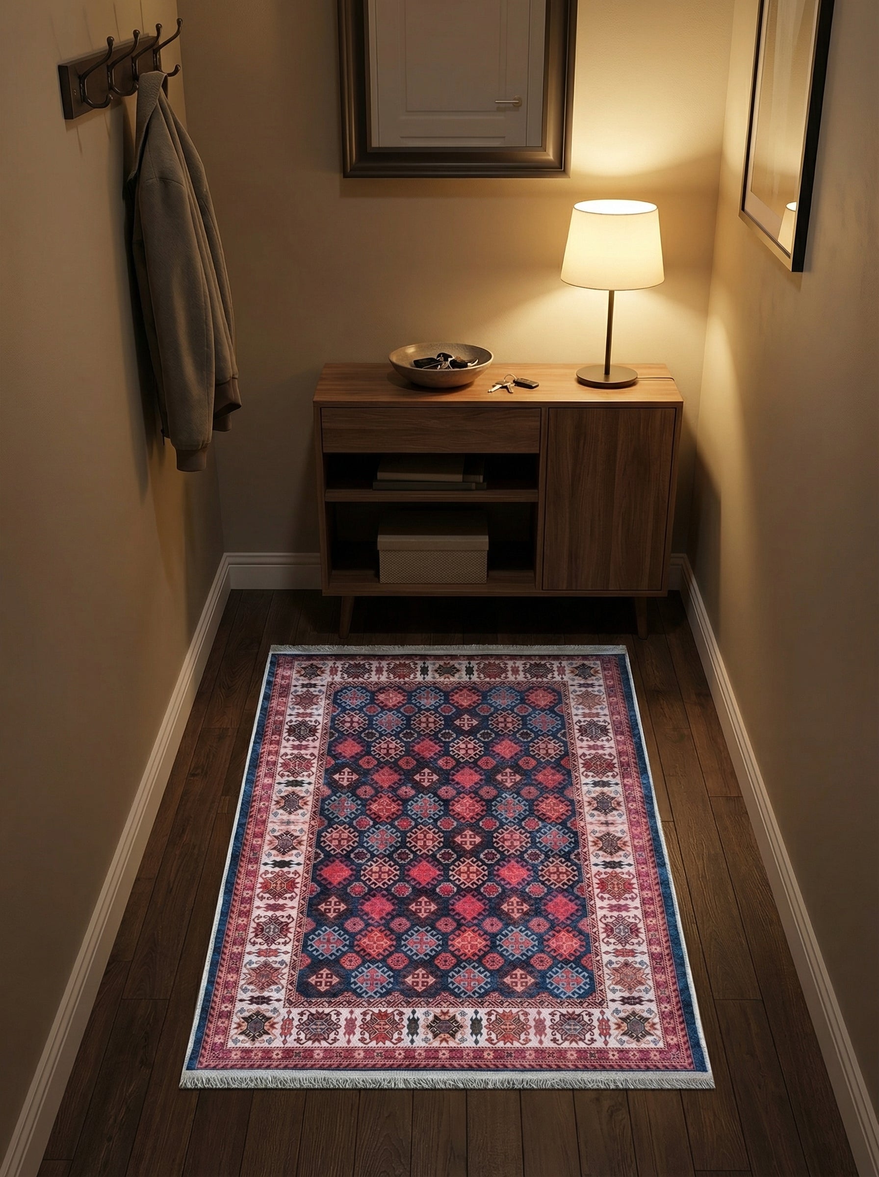Tapis rectangulaire aux motifs géométriques rouge vif, bleu marine et crème avec franges, sur un parquet d'un couloir sombre et cosy