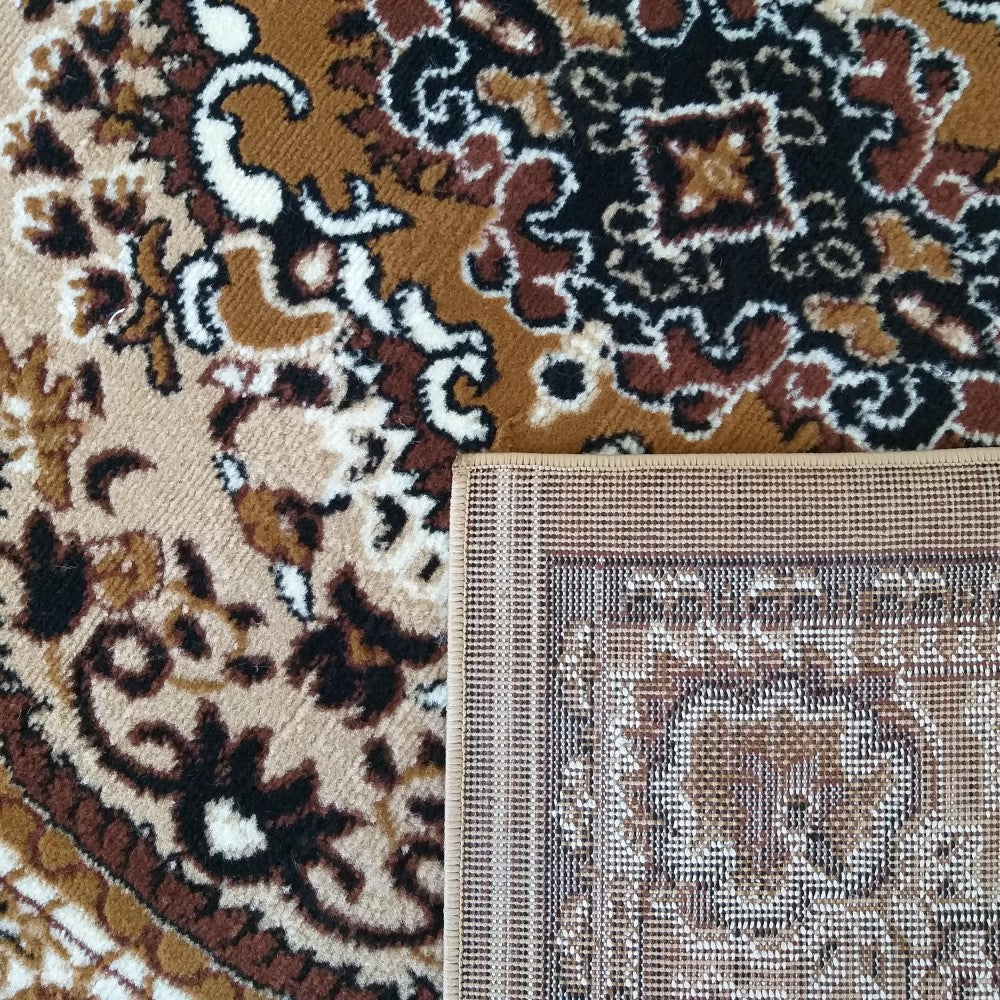 Tapis en velours aux motifs ornementaux bruns, beiges, noirs et blancs, dont une partie révèle le dessous tissé