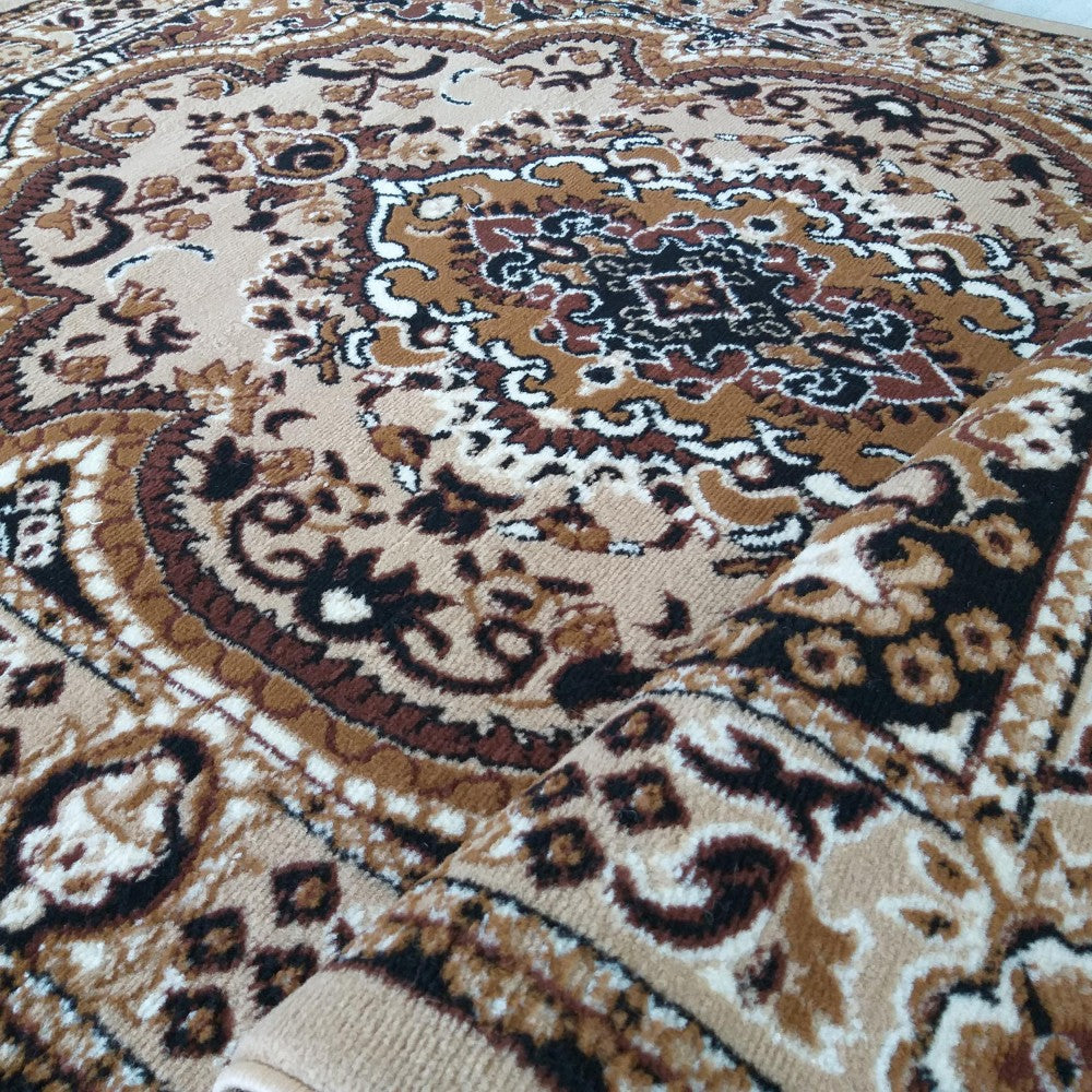 Tapis partiellement enroulé avec motifs floraux et de médaillons, en teintes de beige, marron, noir et blanc