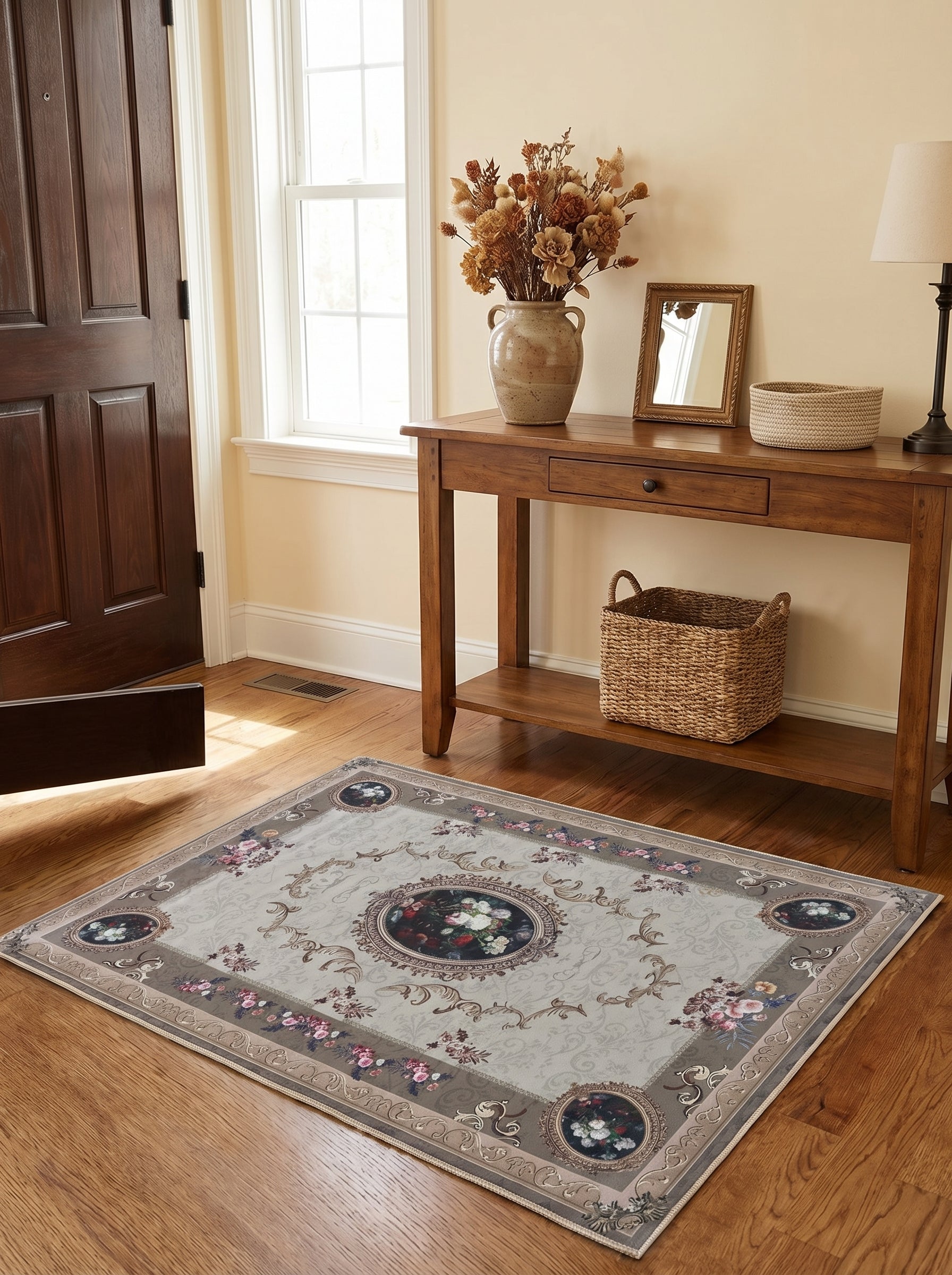 Tapis rectangulaire beige clair orné de volutes baroques et médaillons floraux colorés, avec une bordure marron, dans une entrée