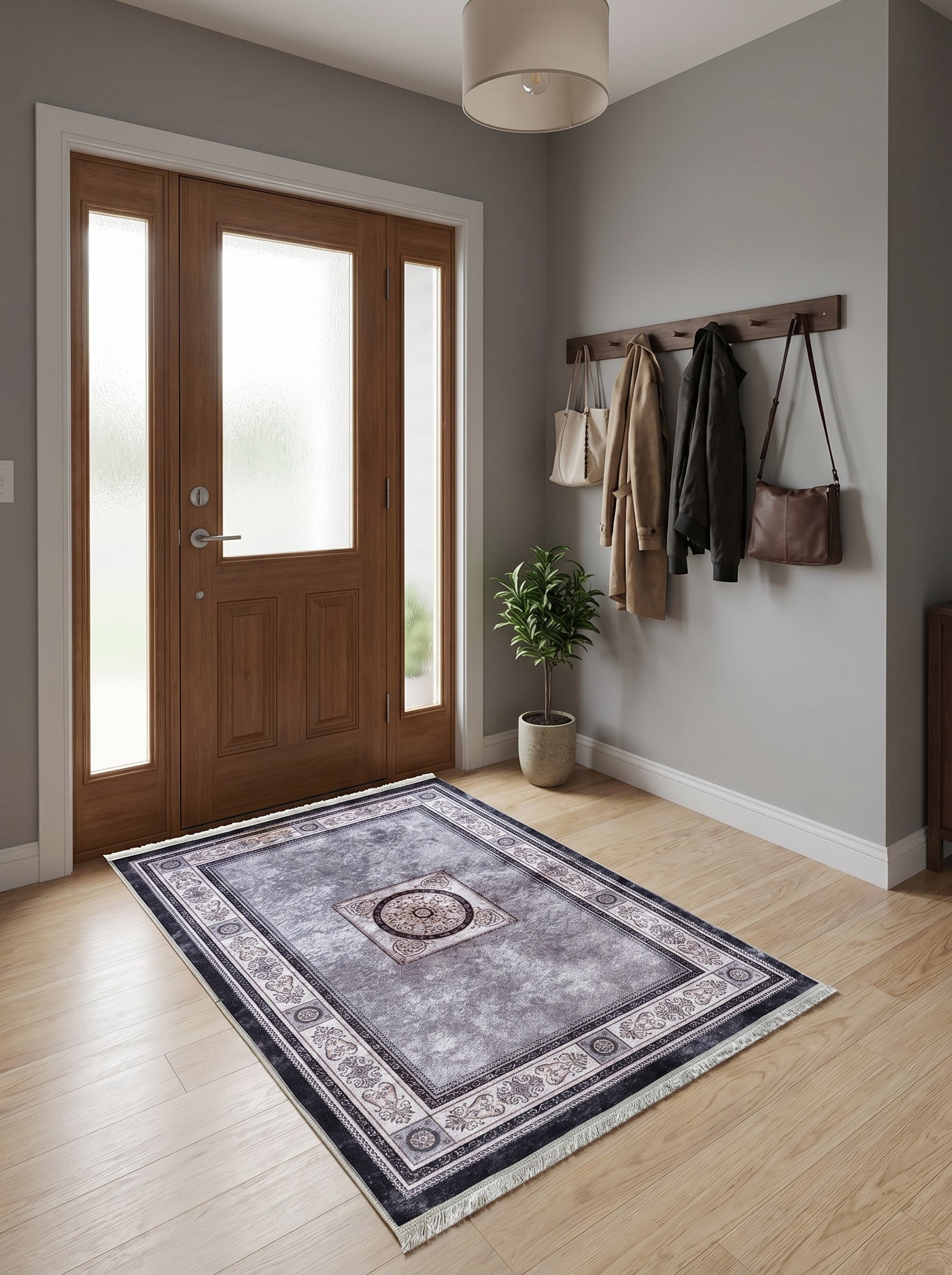 Tapis rectangulaire gris patiné, à médaillon central marron et bordures florales crème, sur parquet clair d'une entrée