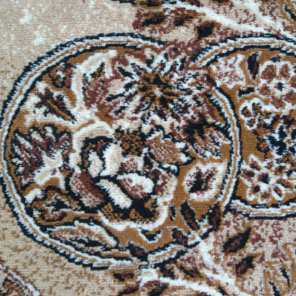 Tapis à poils courts aux motifs ornementaux en beige, marron, noir et crème