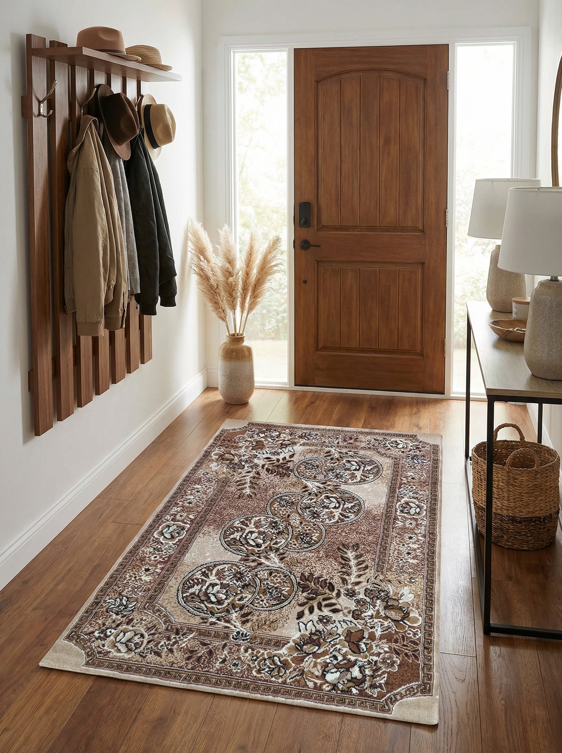 Tapis rectangulaire orné de motifs floraux et circulaires bruns, beiges et crème, posé dans une entrée lumineuse
